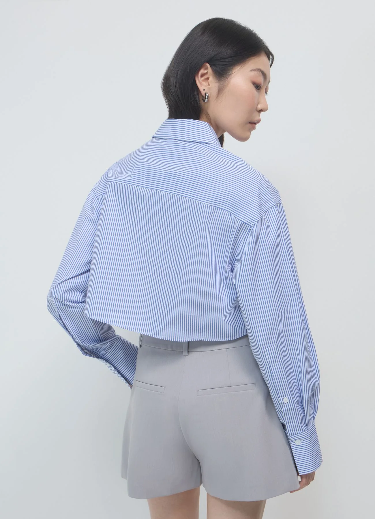 Camicia crop a righe con tasconi