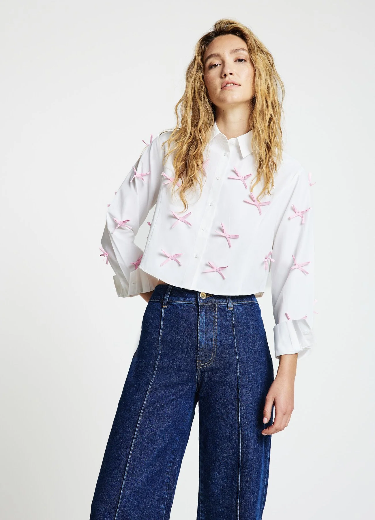 Camicia crop con fiocchi applicati - Image 3