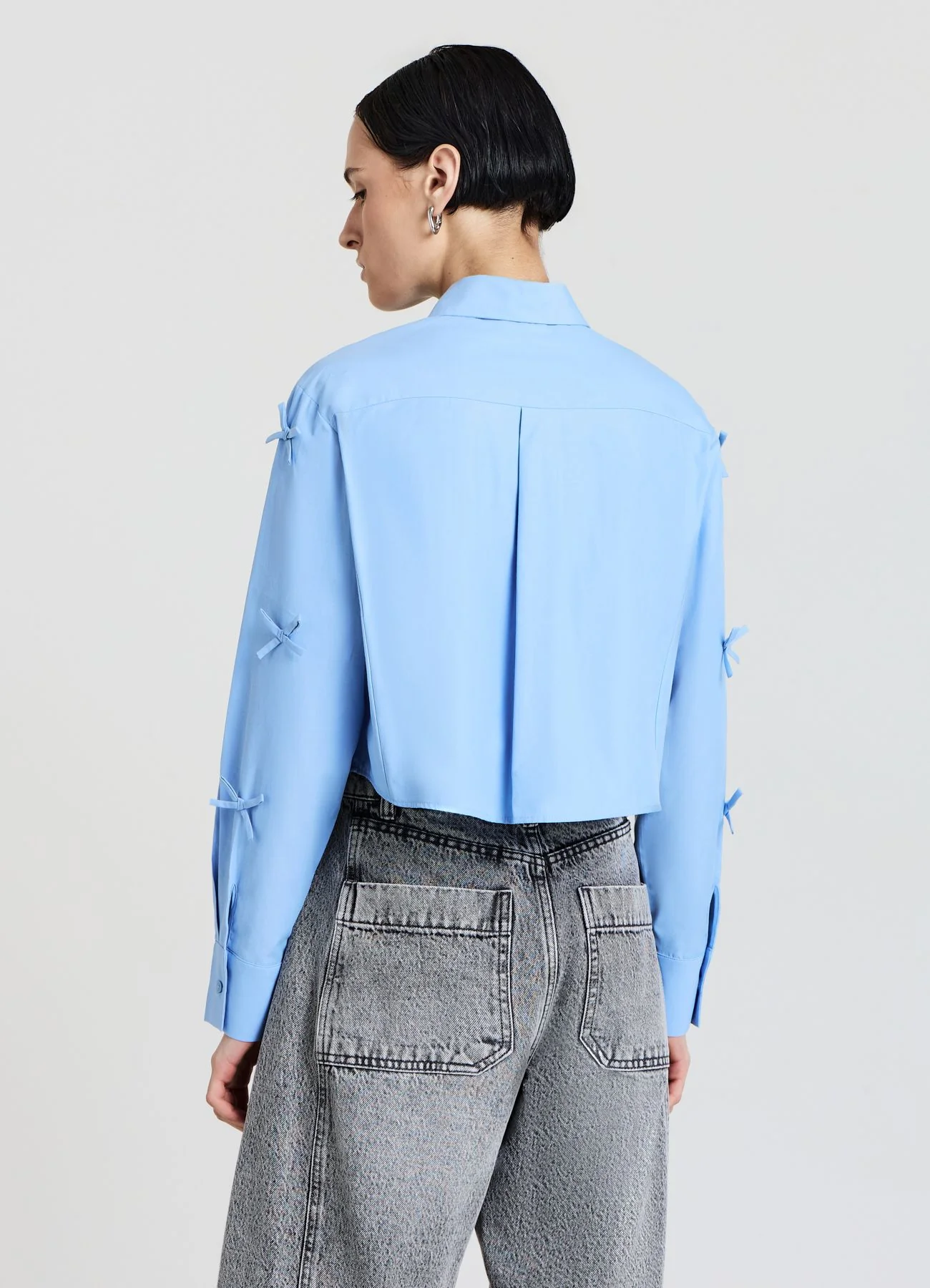 Camicia crop con fiocchi applicati