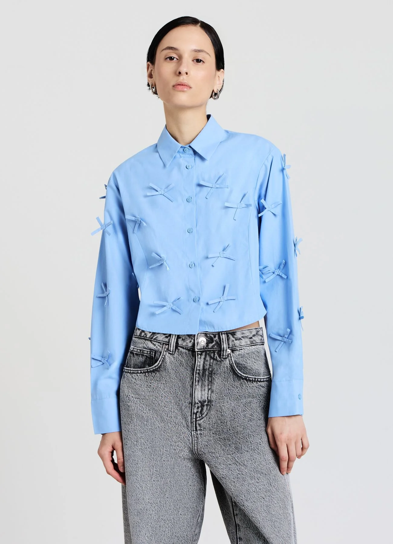 Camicia crop con fiocchi applicati - Image 7