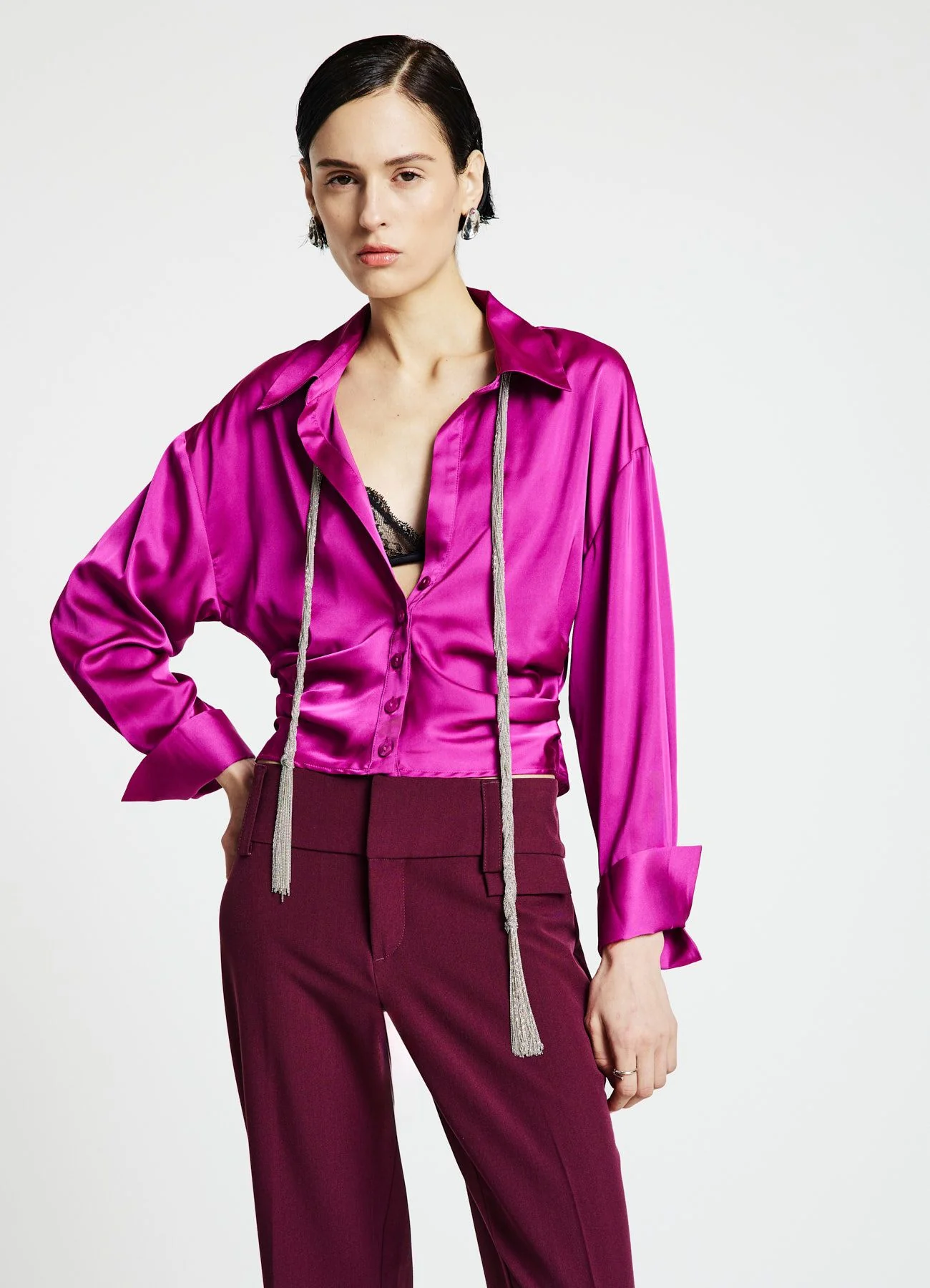 Camicia crop simil satin con arricciature