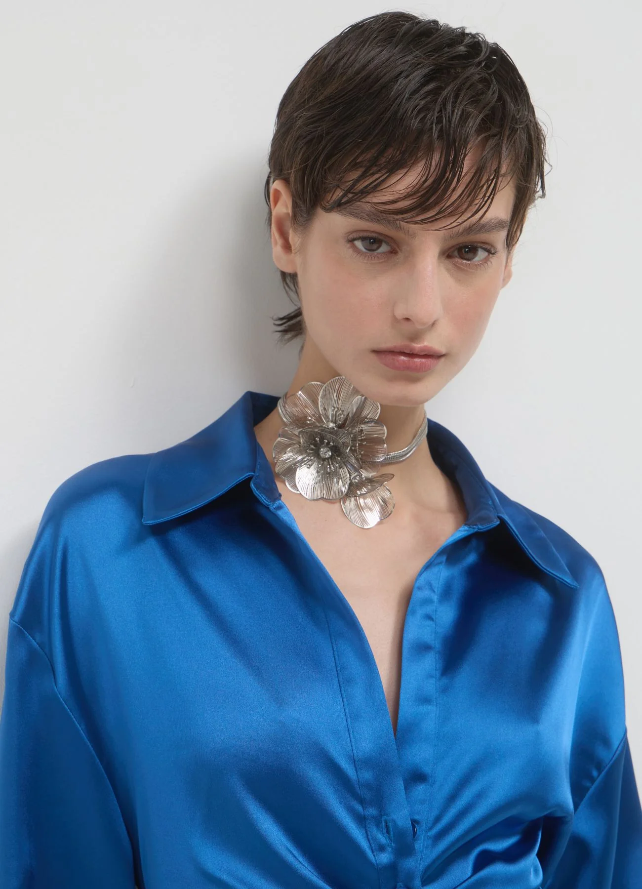 Camicia crop simil satin con arriccio