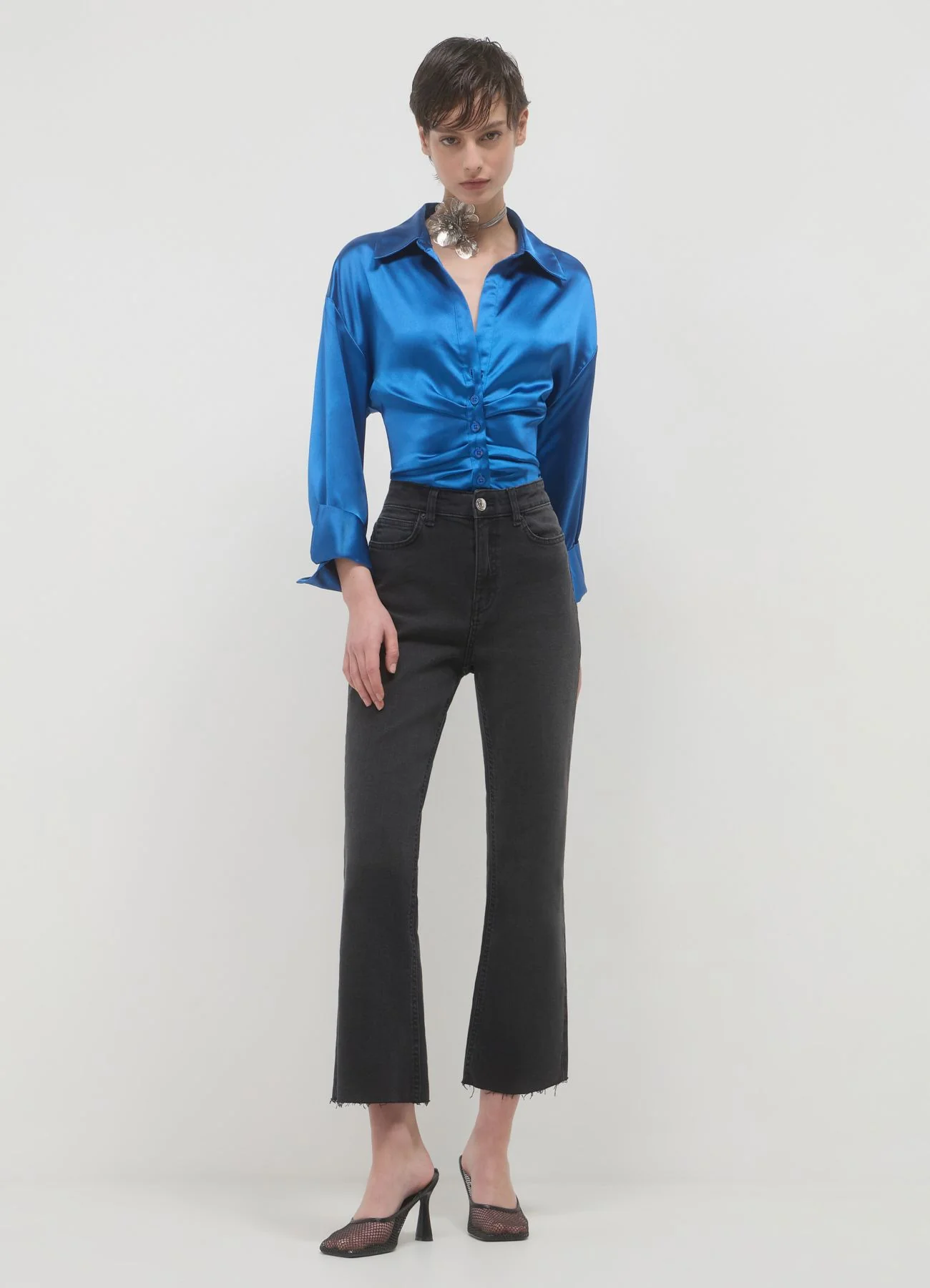 Camicia crop simil satin con arriccio - Image 3
