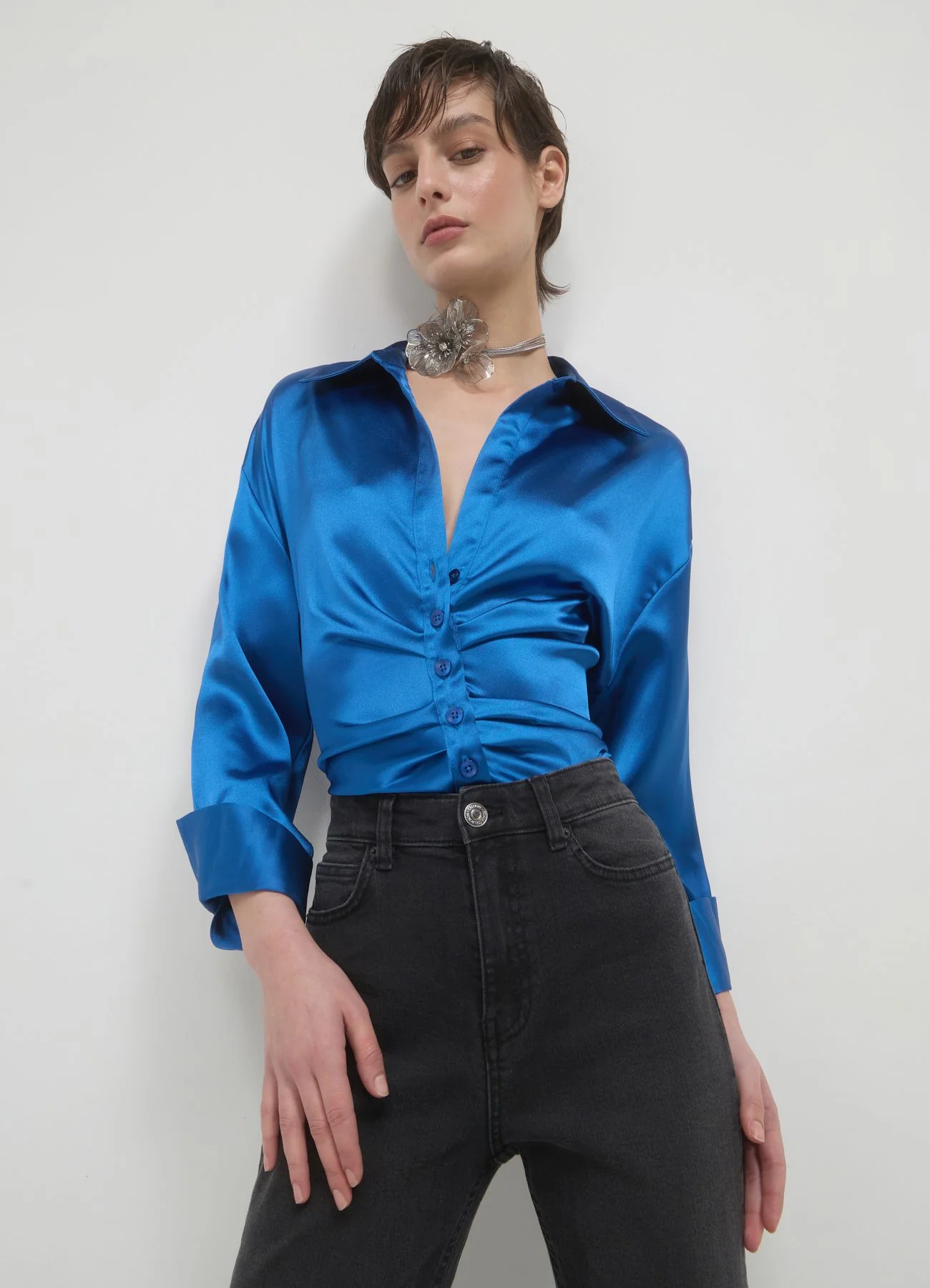 Camicia crop simil satin con arriccio - Image 4