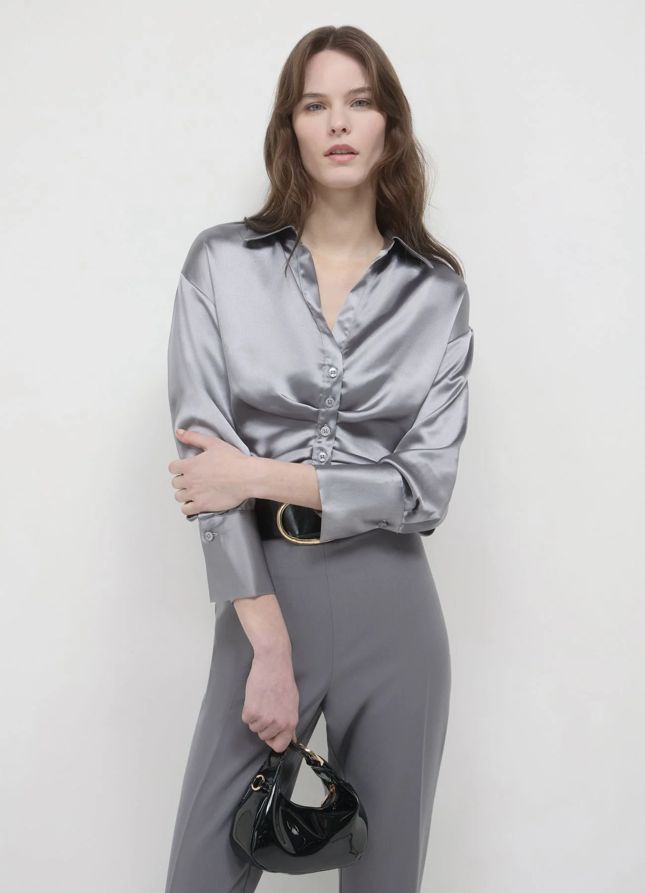 Camicia crop simil satin con arriccio - Image 3