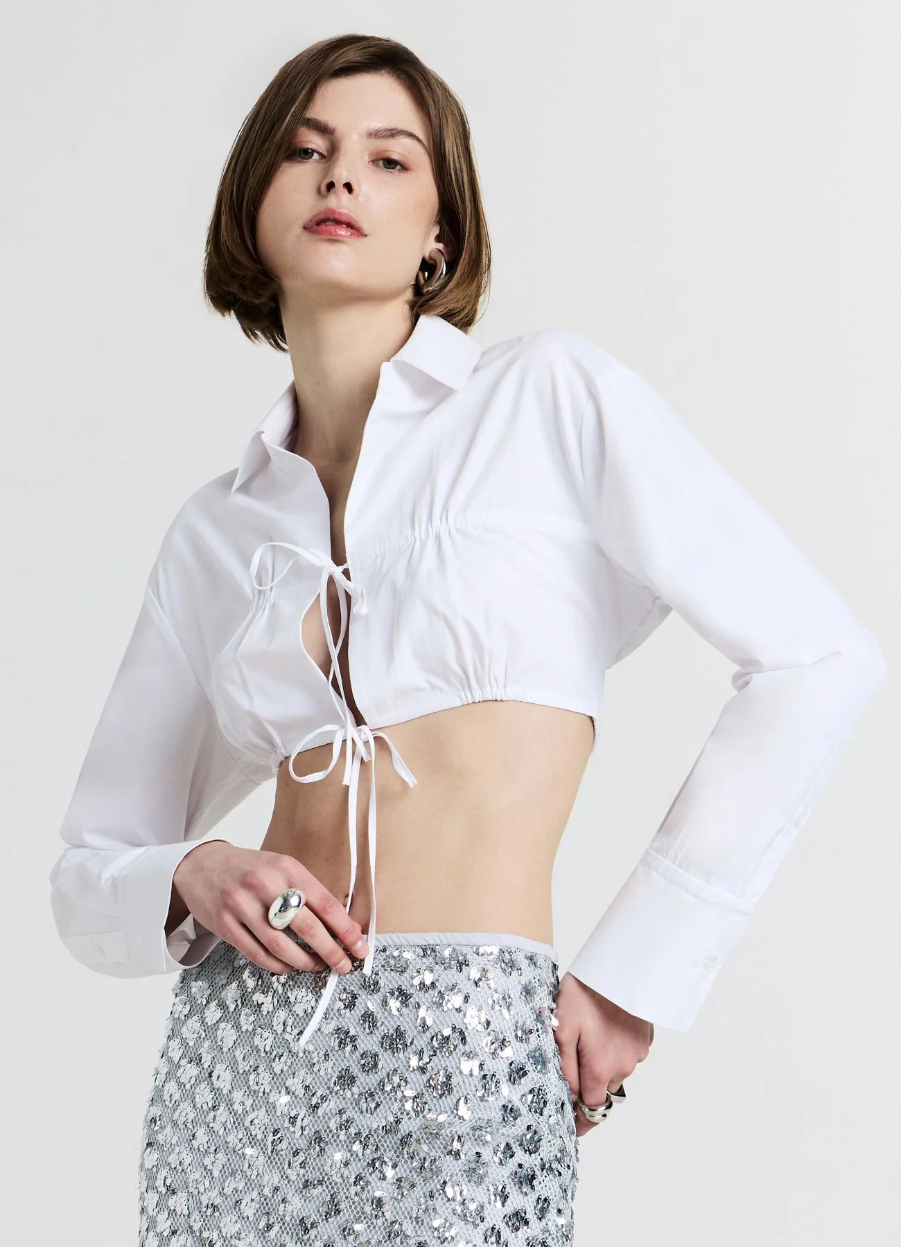 Camicia cropped con laccetti