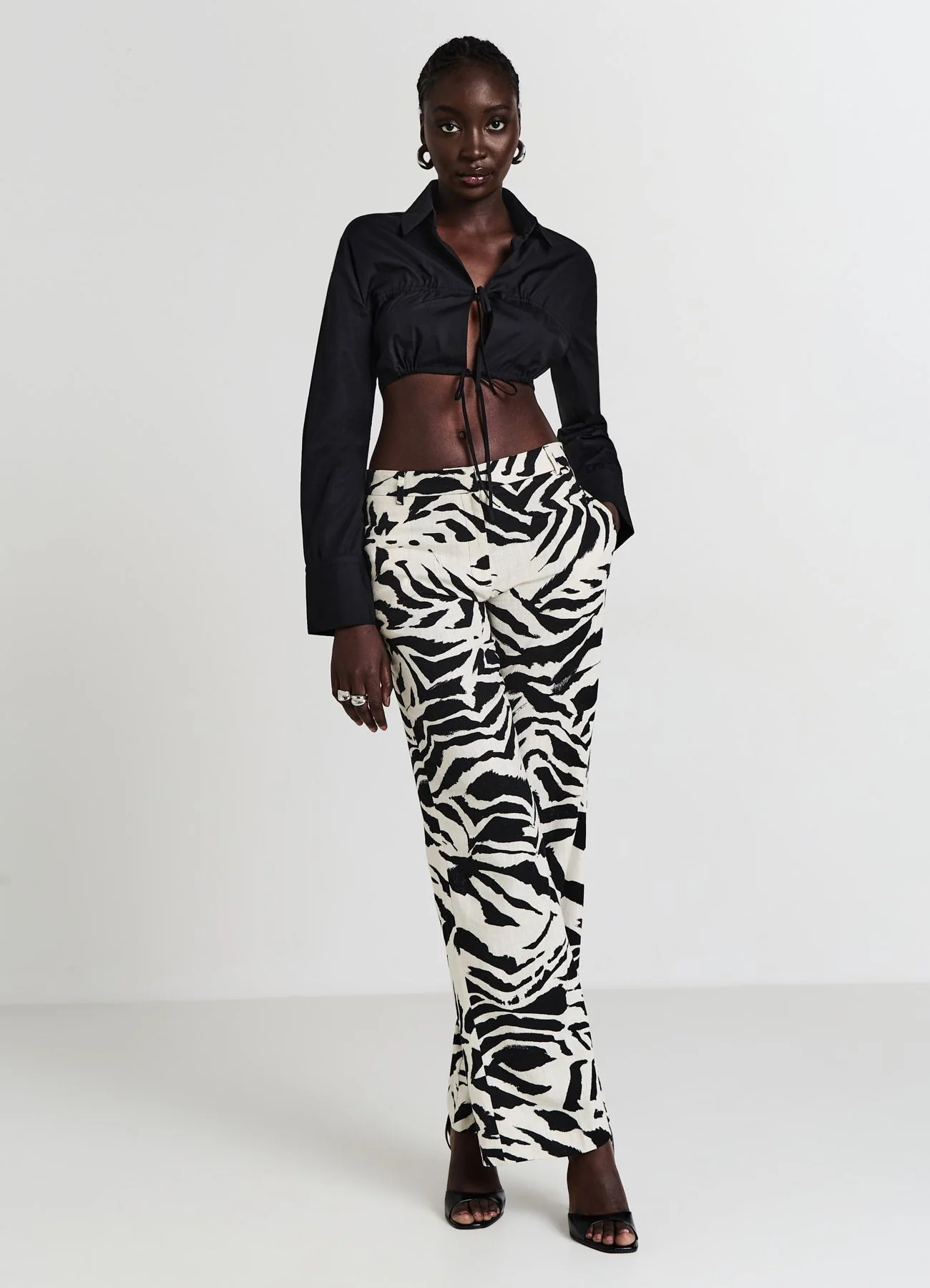 Camicia cropped con laccetti