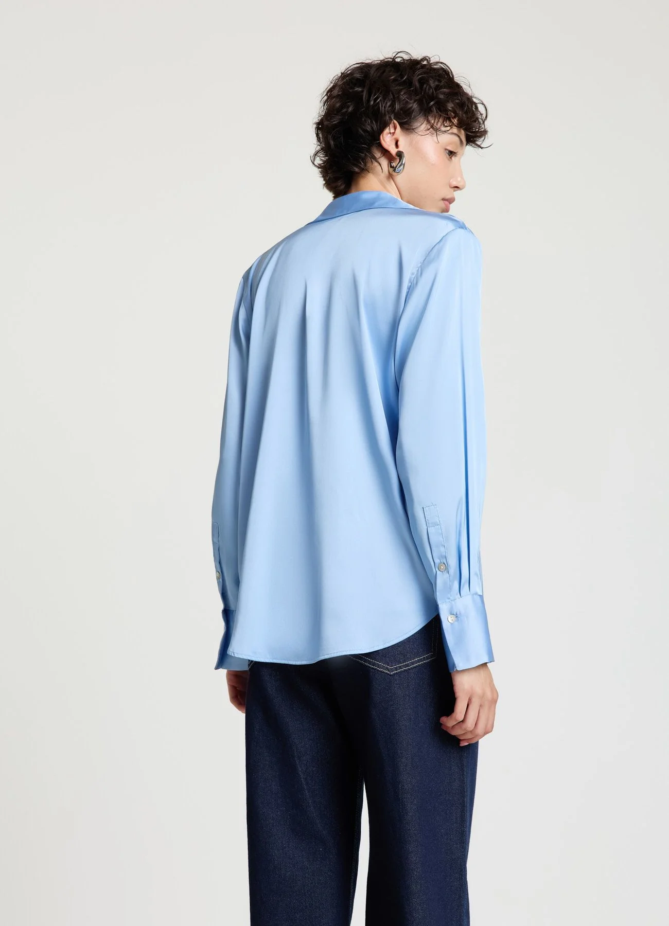 Camicia scollo a V similsatin - Image 2