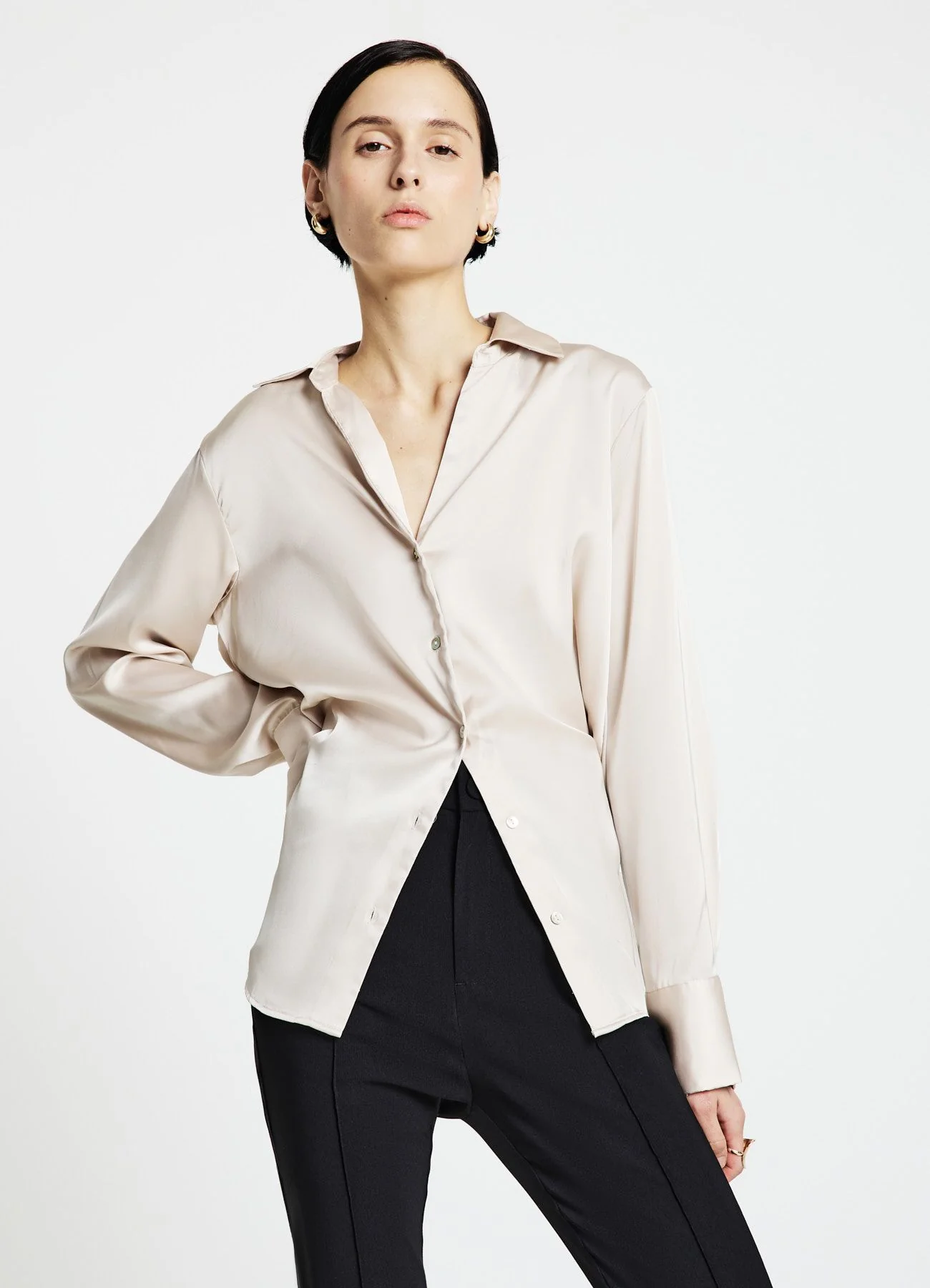 Camicia scollo a V similsatin