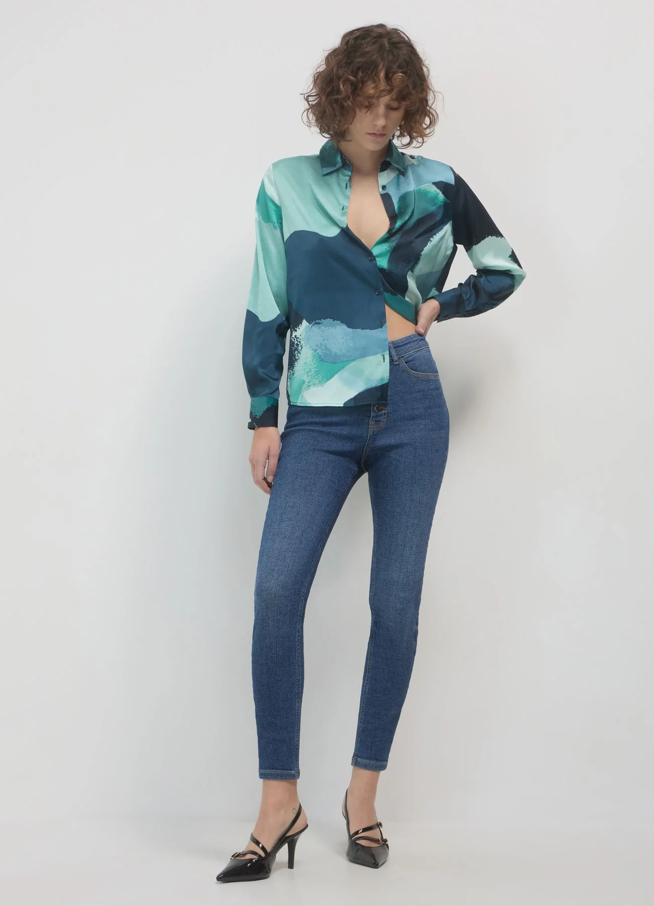 Camicia simil satin fantasia astratta