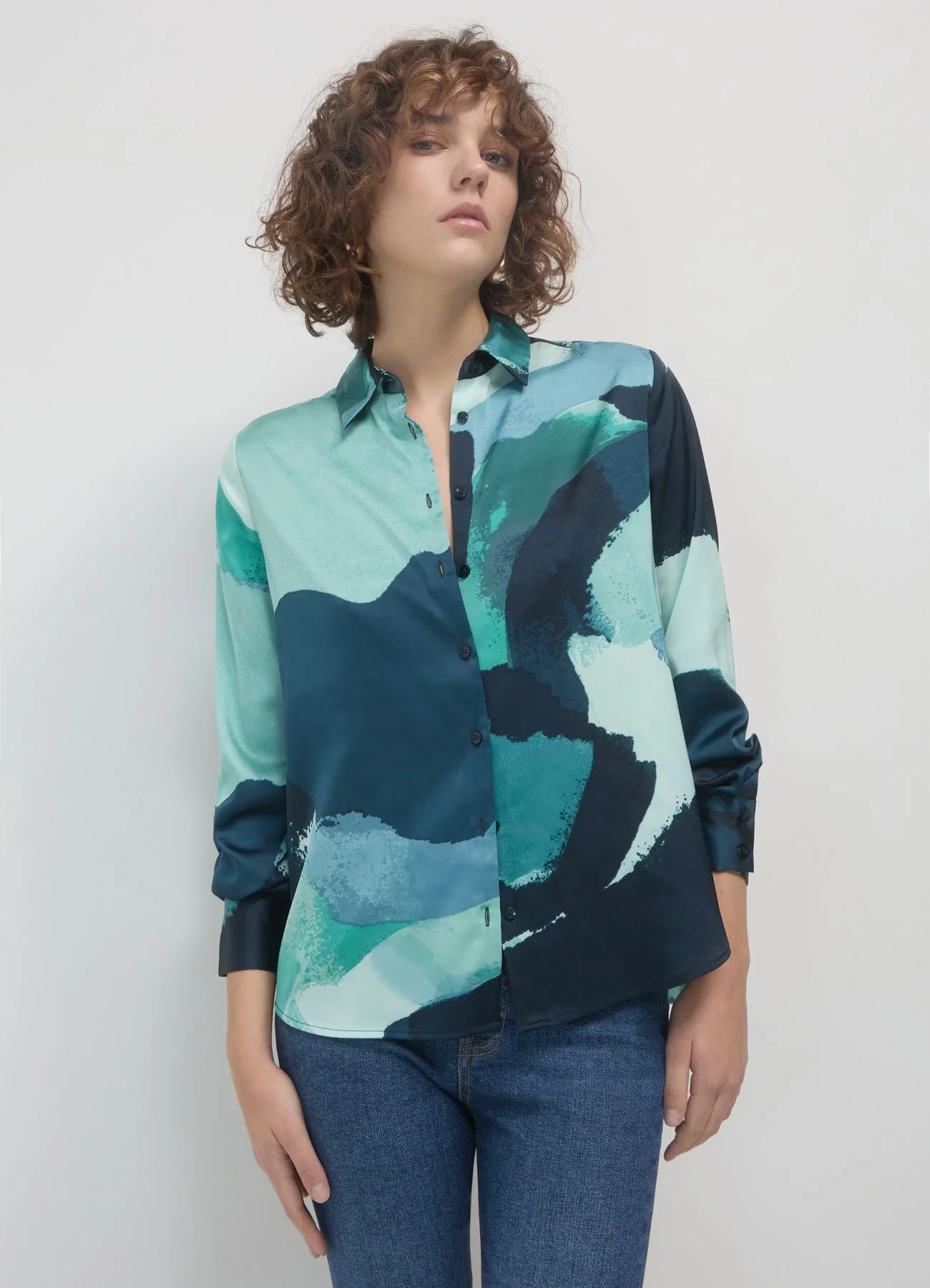 Camicia simil satin fantasia astratta - Image 3
