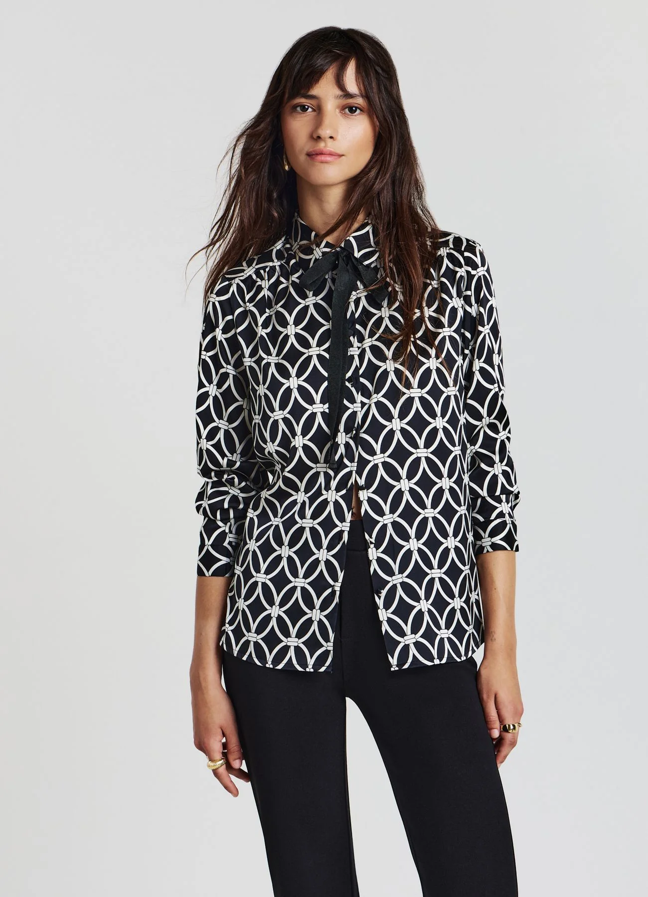 Camicia simil satin fantasia cravattino - Image 2