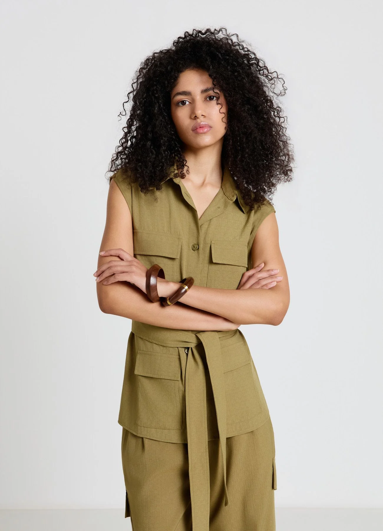 Camicia smanicata con cintura e tasche