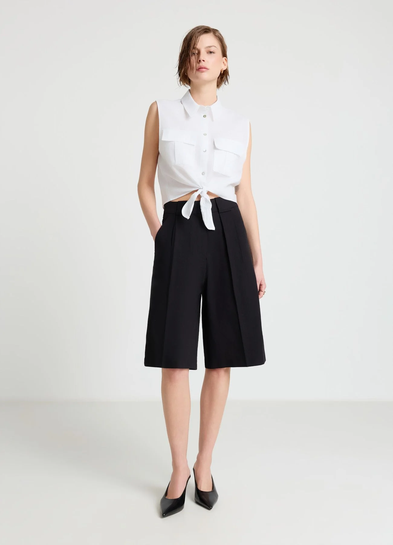 Camicia smanicata in lino con nodo
