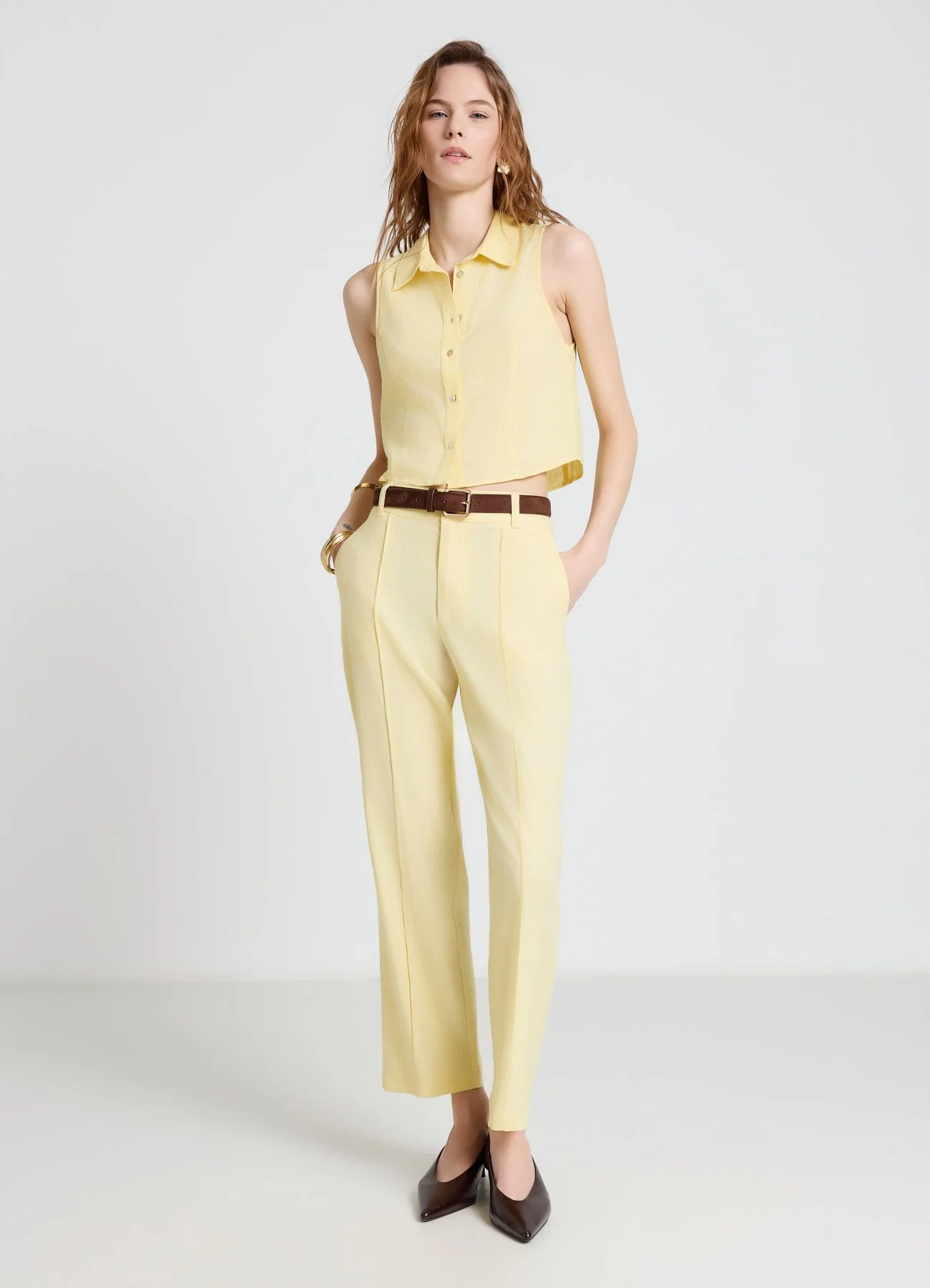 Camicia smanicata in lino tinta unita