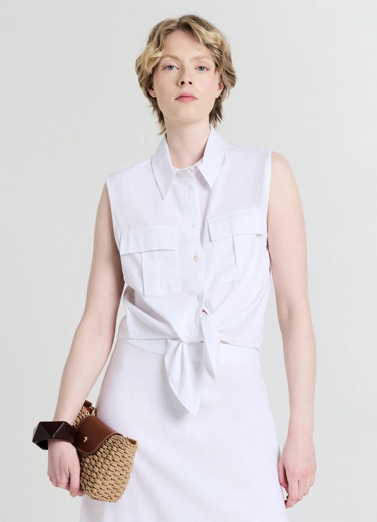 Camicia smanicata misto lino con nodo