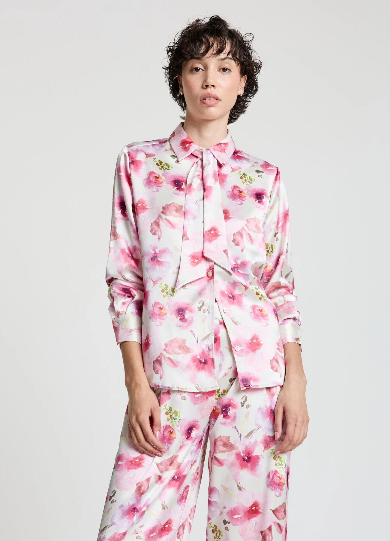 Camicia stampa fiori similsatin con cravatta - Image 7