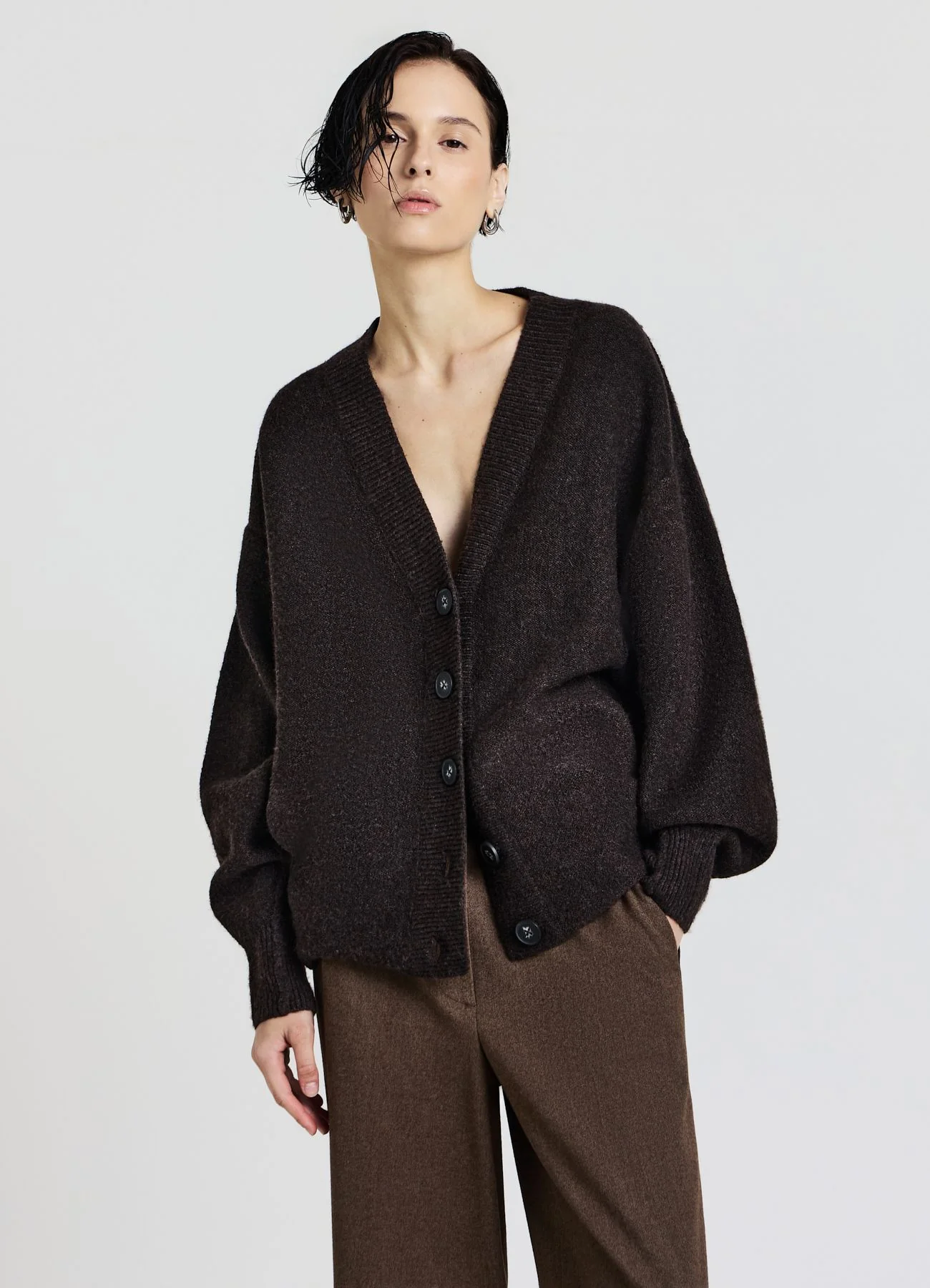 Cardigan con scollo a V e bottoni - Image 4