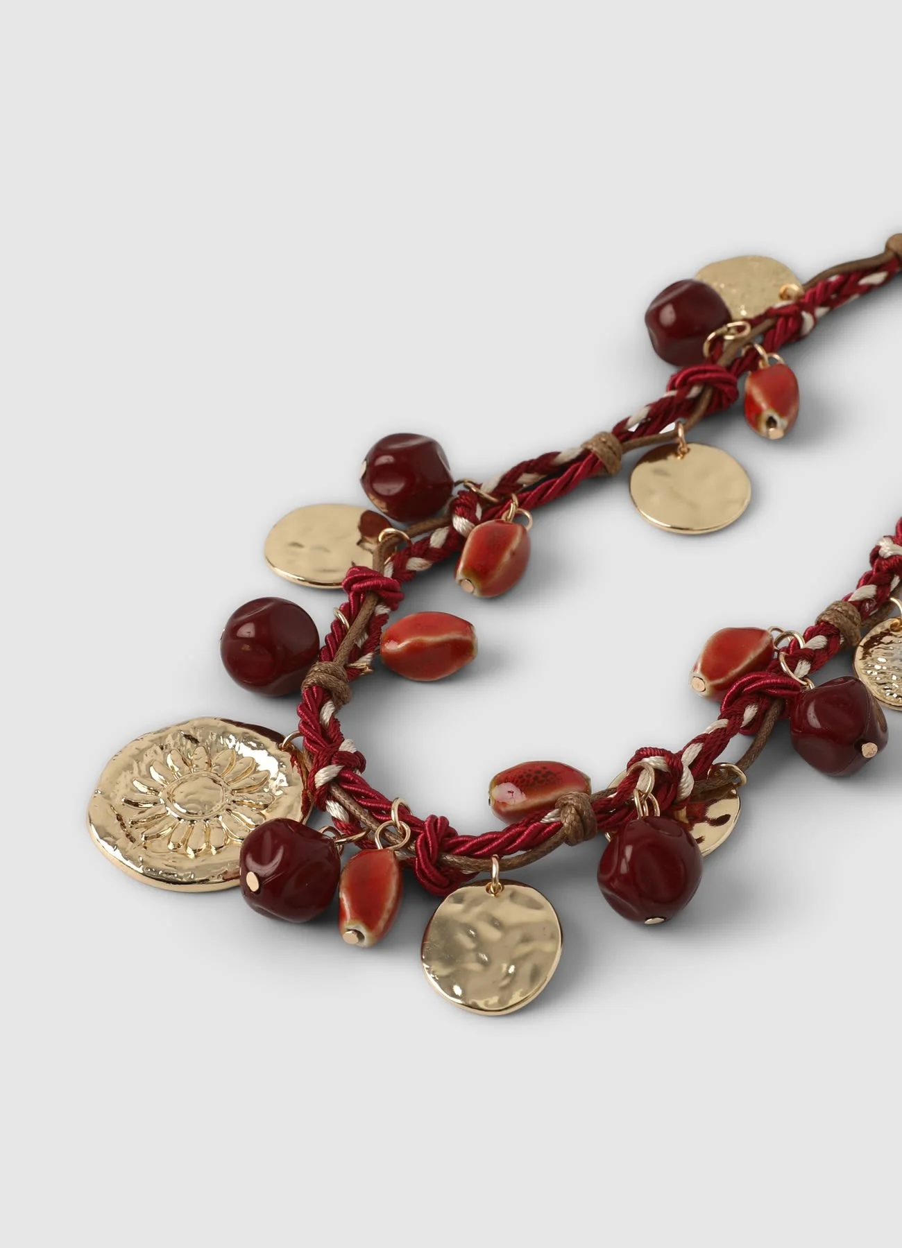 Collana con ciondoli martellati e perle decorative - Image 2