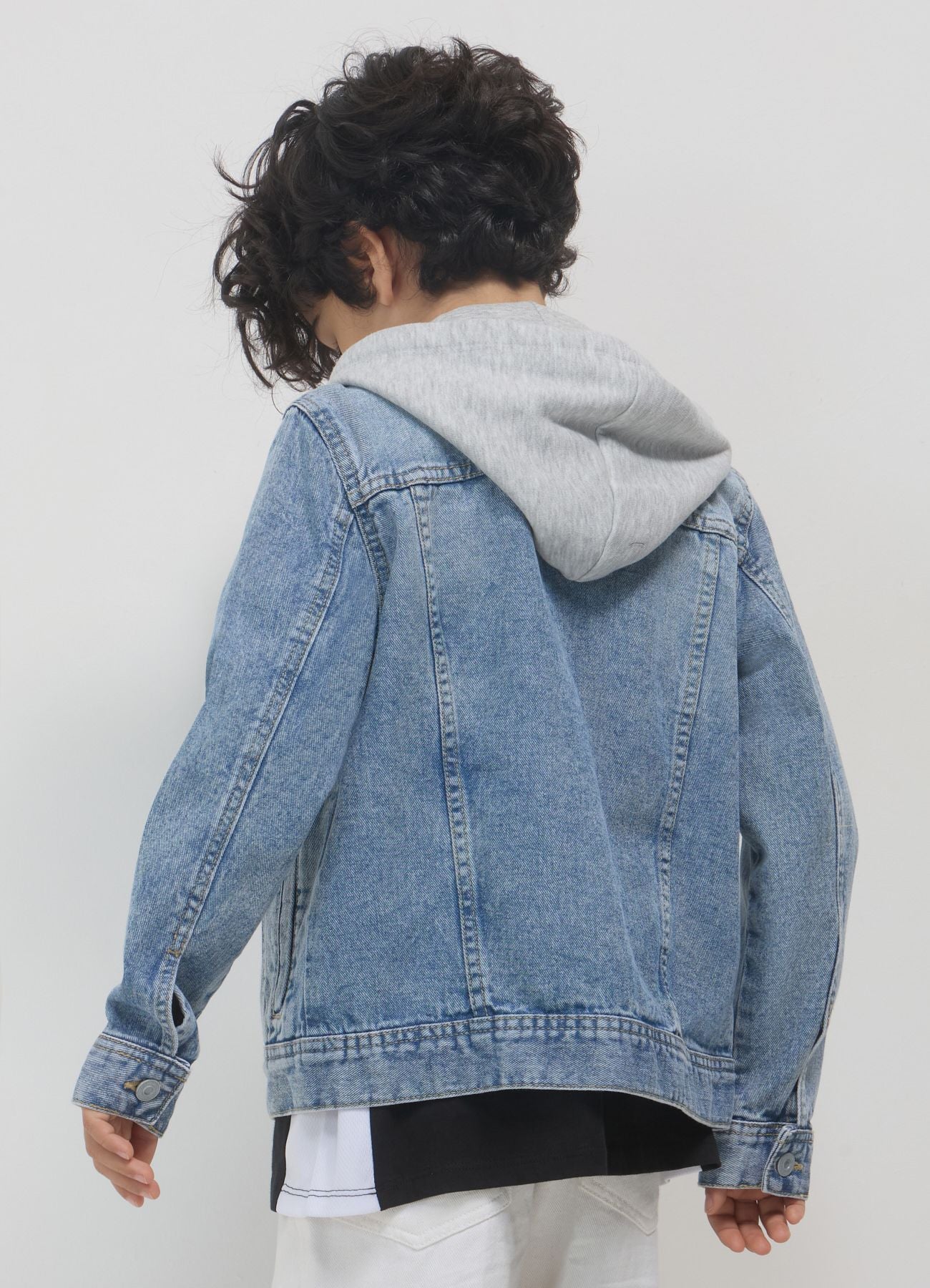 Giacca denim con cappuccio in felpa - Image 2