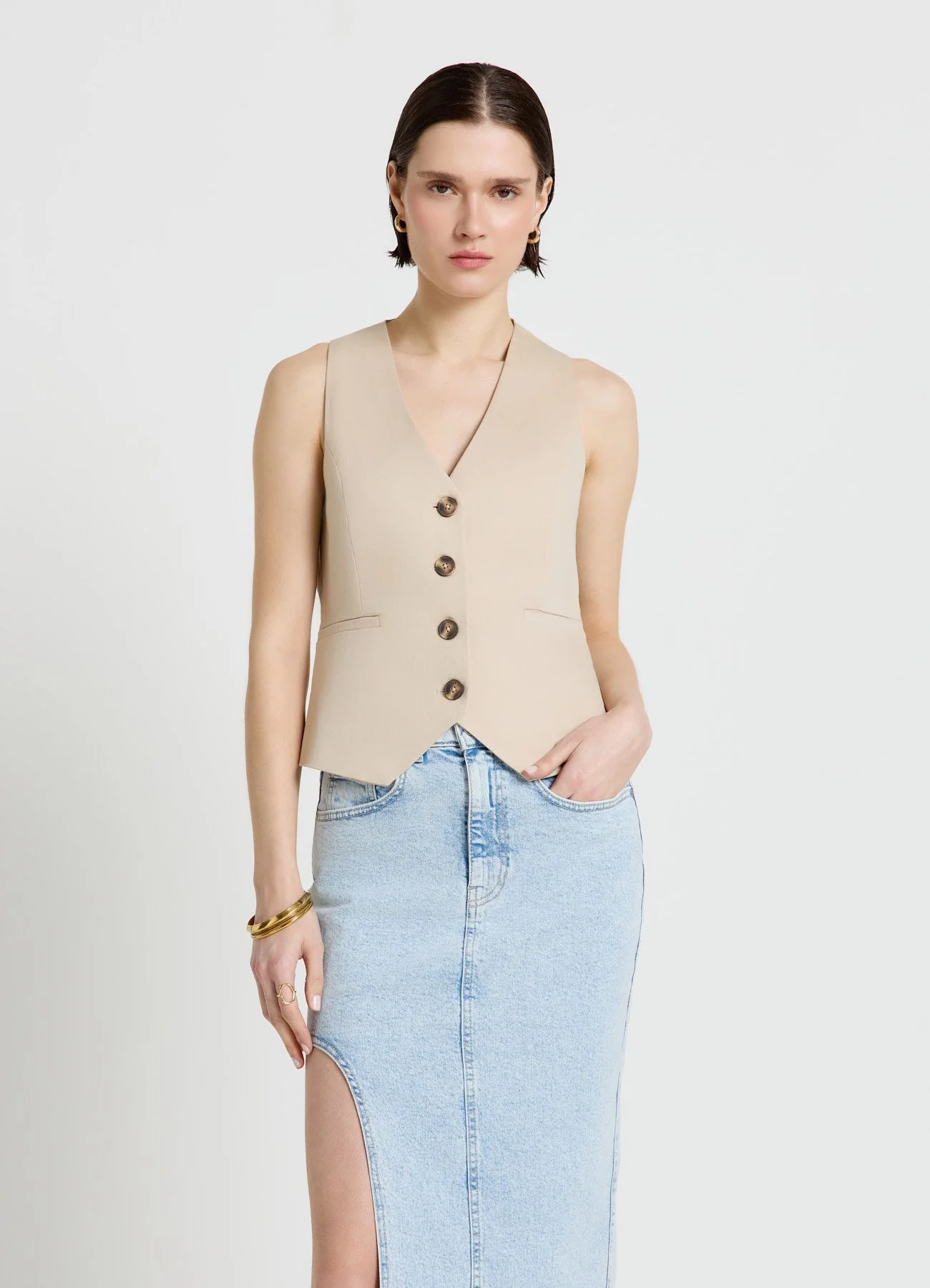 Gilet con scollo a v e bottoni - Image 2