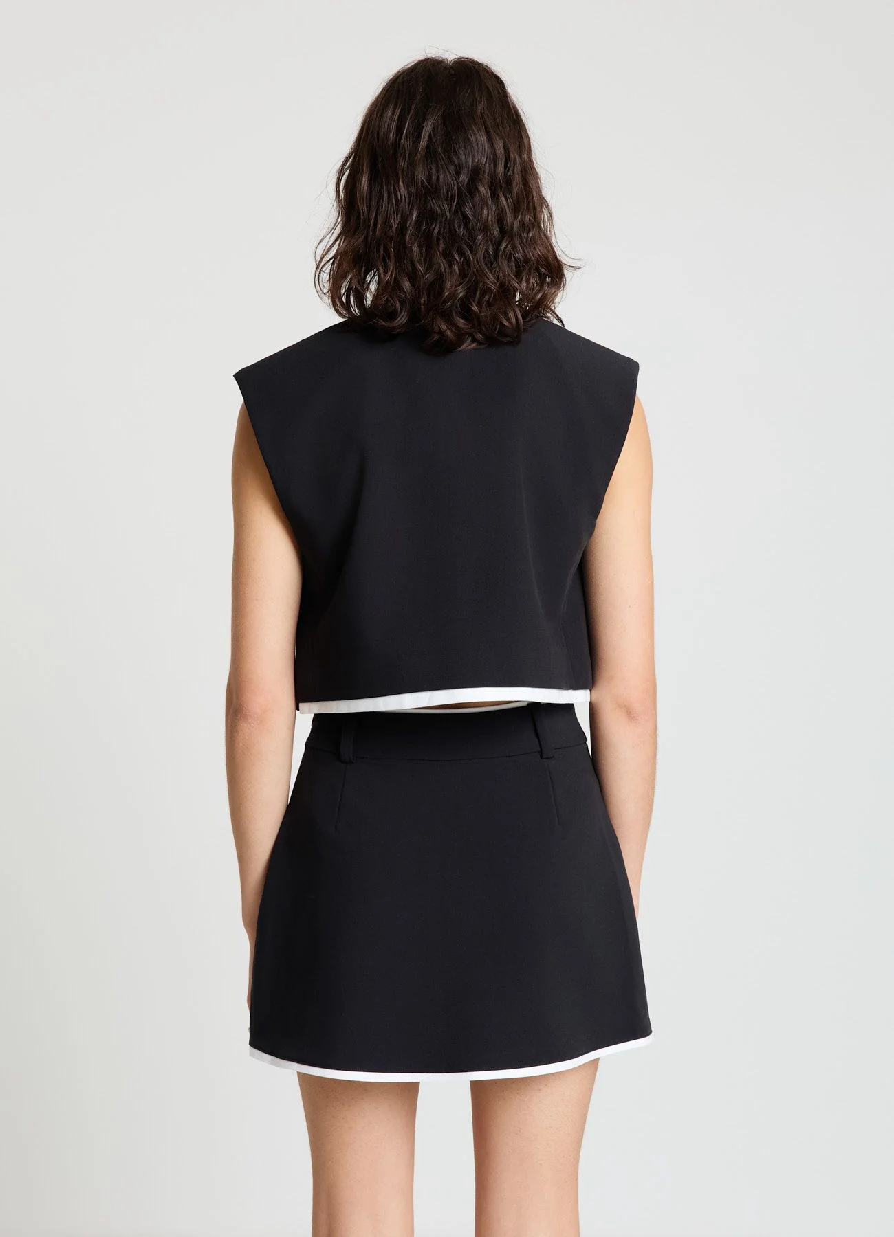 Gilet corto con revers e pattine