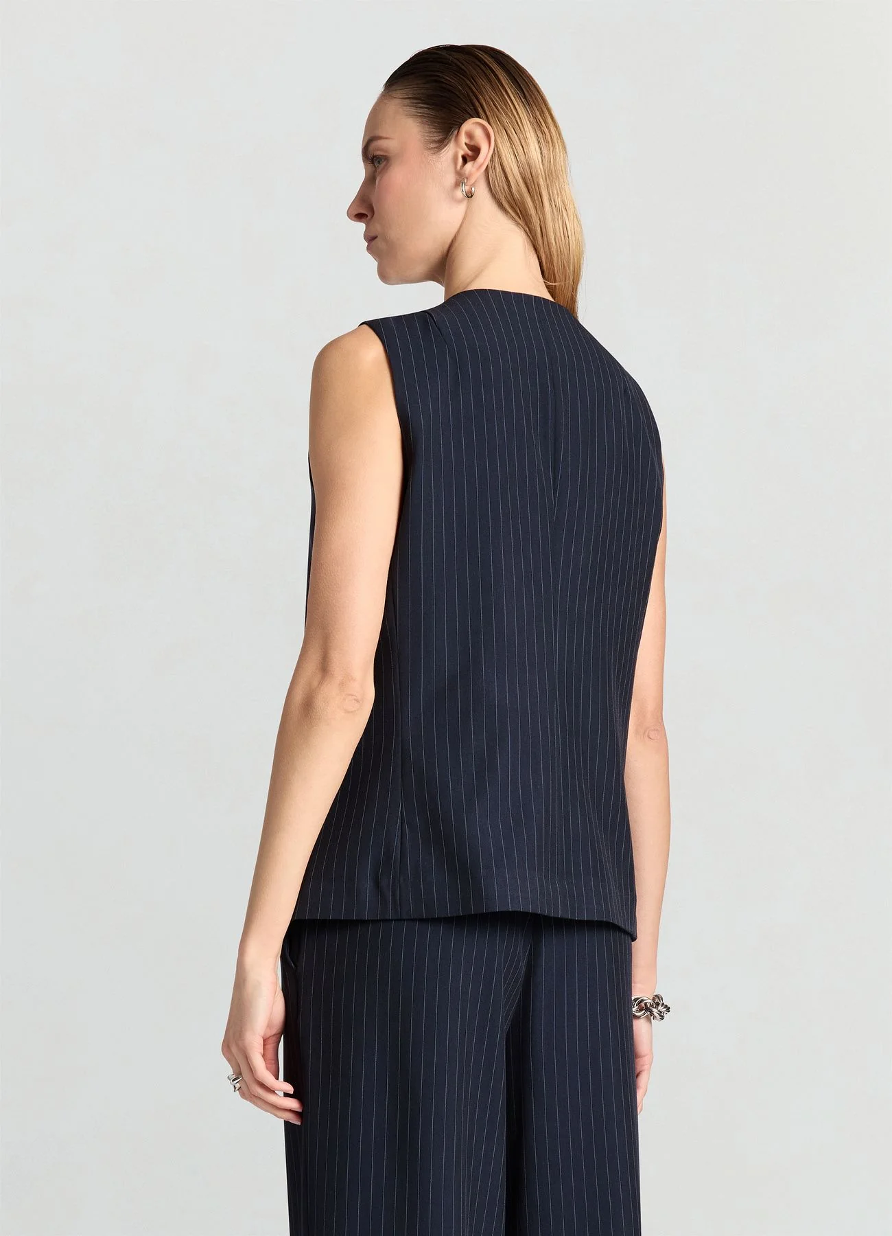 Gilet gessato con abbottonatura alta - Image 2