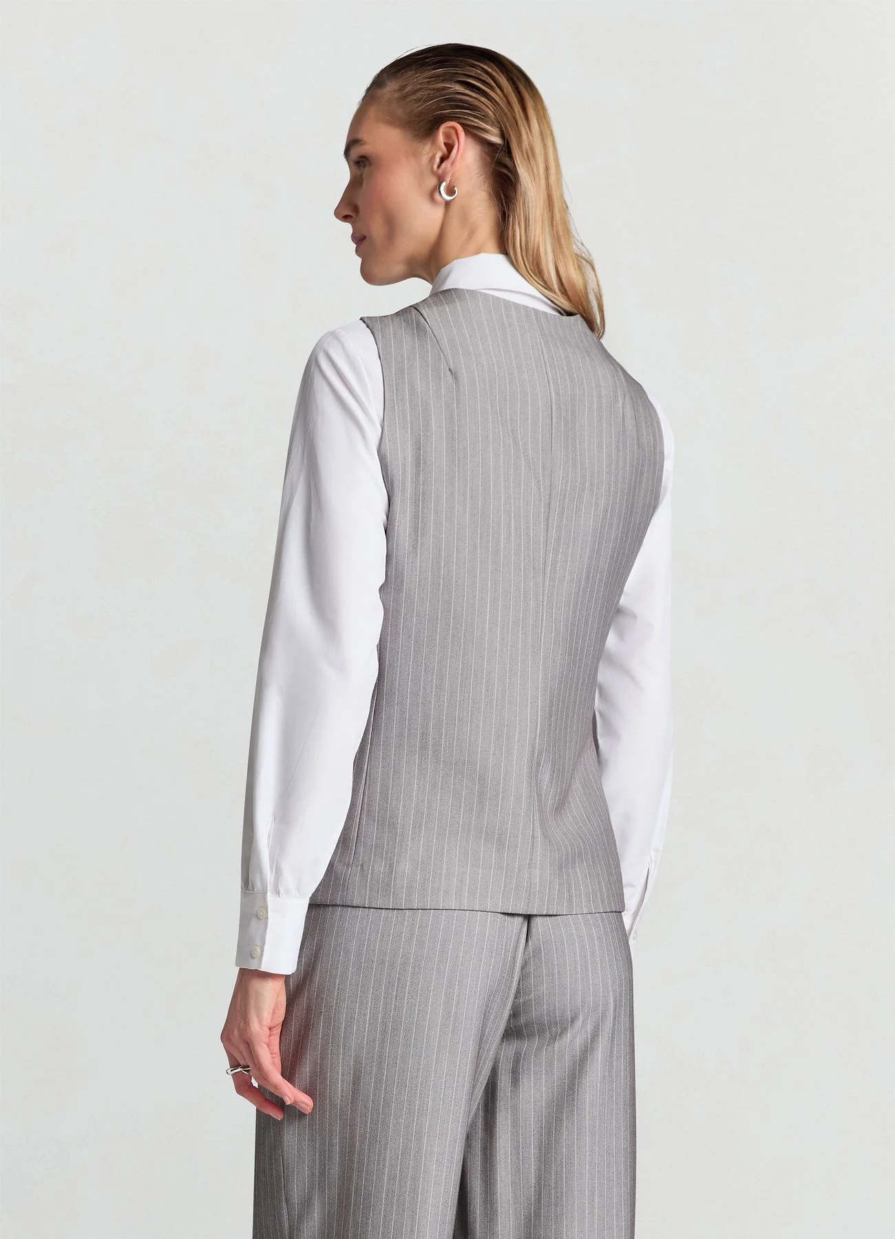 Gilet gessato con abbottonatura alta
