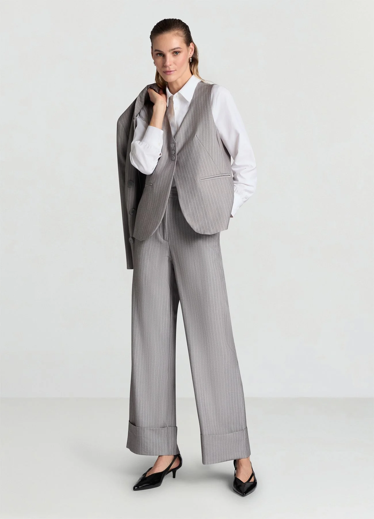 Gilet gessato con abbottonatura alta - Image 2