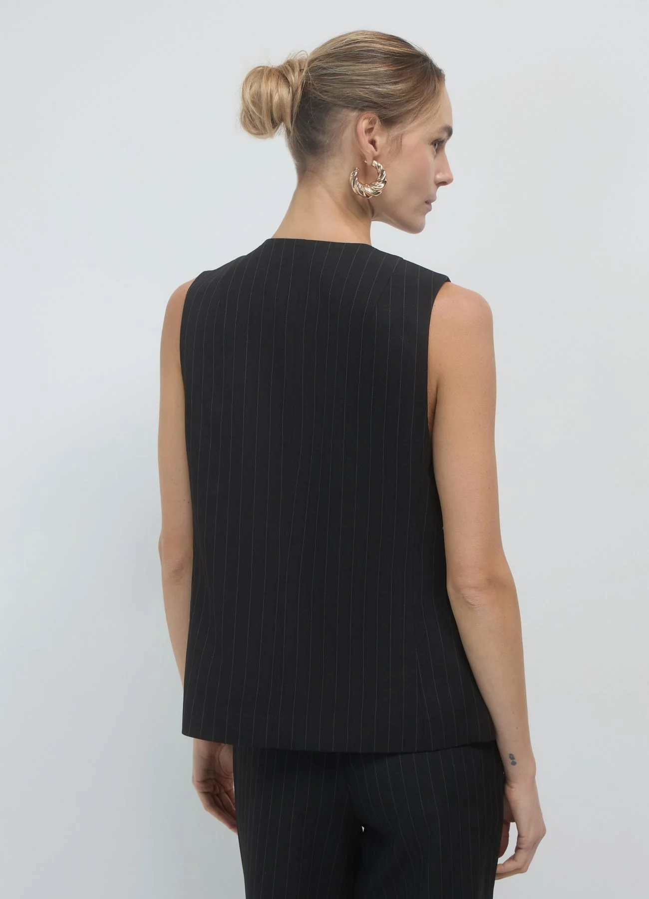 Gilet gessato con abbottonatura alta - Image 2