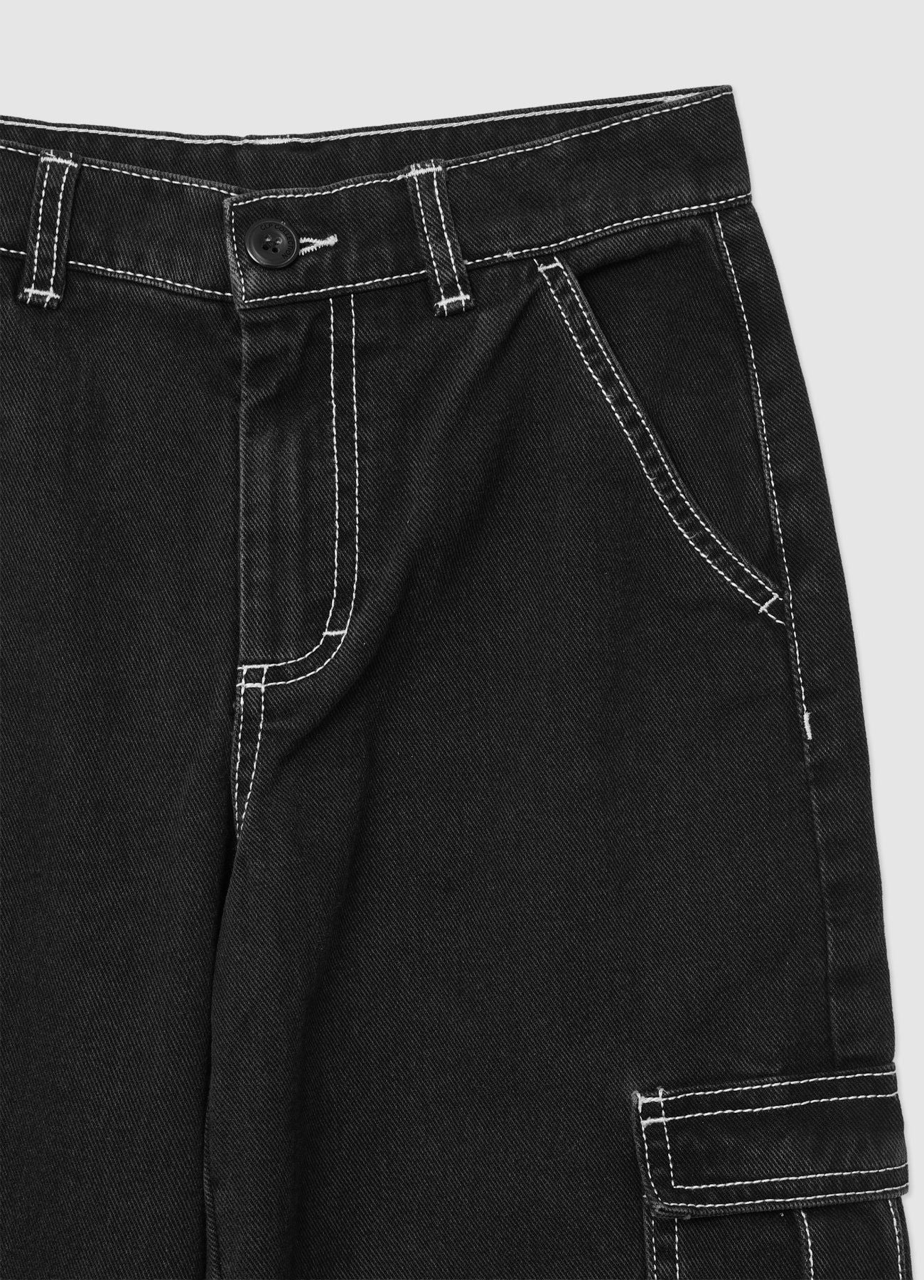 Jeans cargo con impunture a contrasto