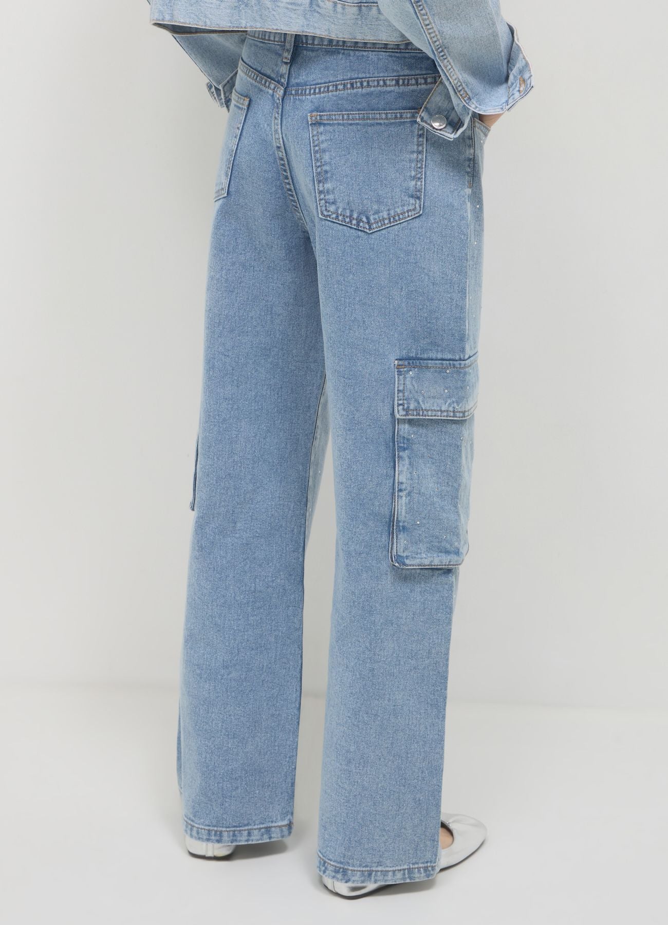 Jeans cargo con strass