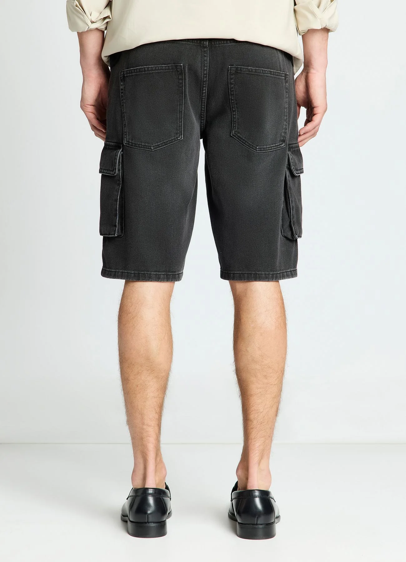 Jeans cargo corti con tasconi tinta unita - Image 3