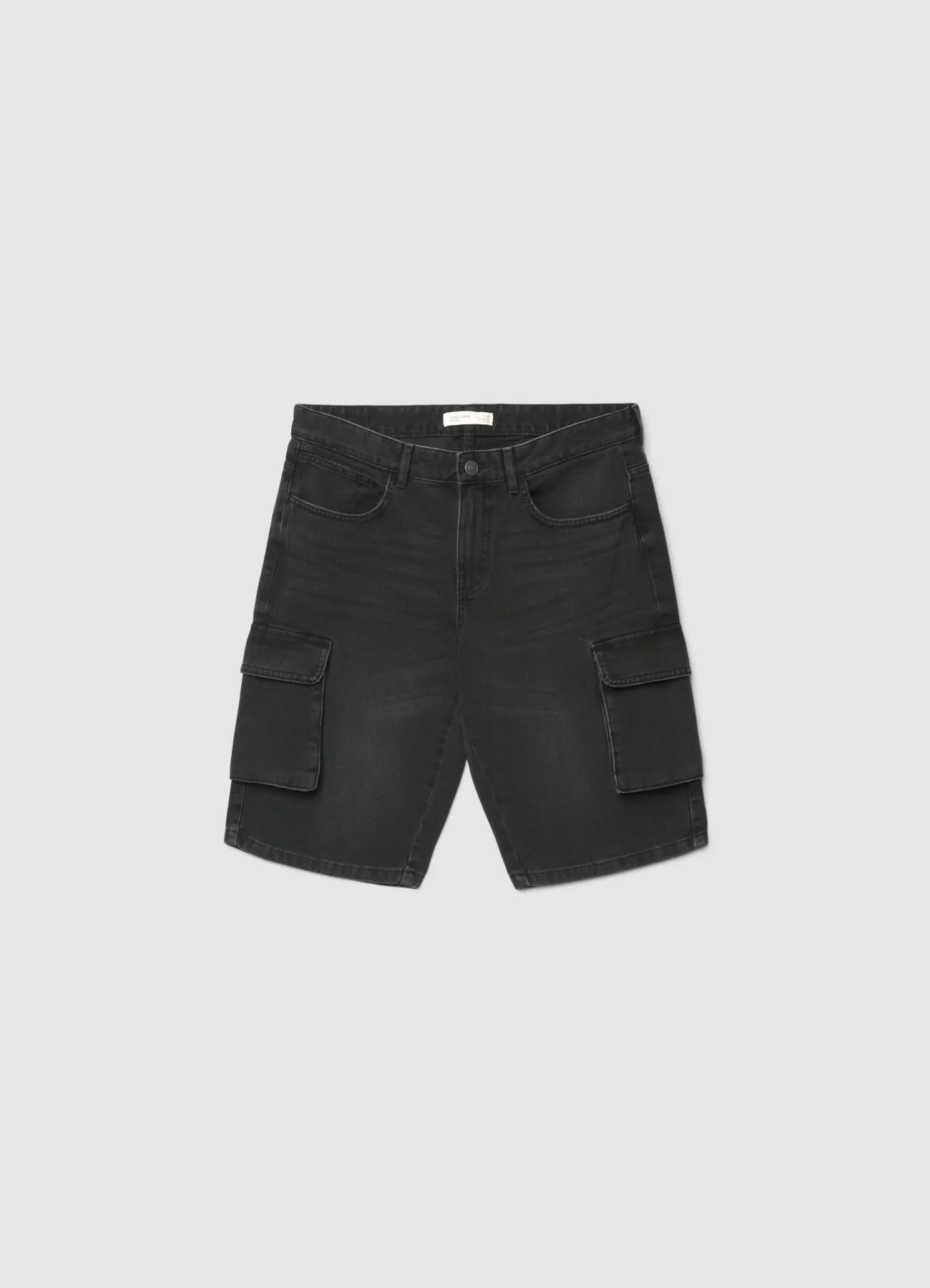 Jeans cargo corti con tasconi tinta unita - Image 4