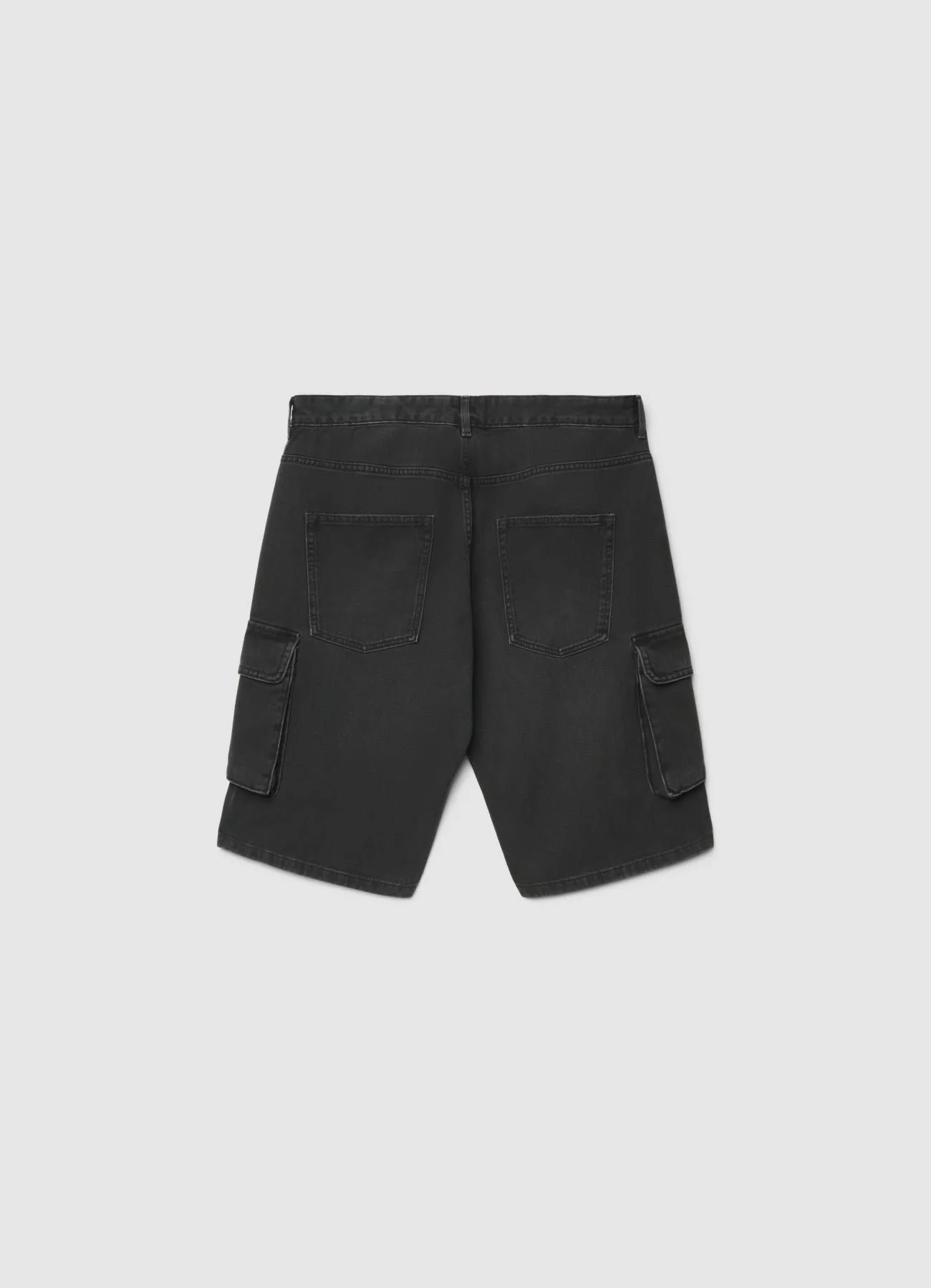 Jeans cargo corti con tasconi tinta unita - Image 6