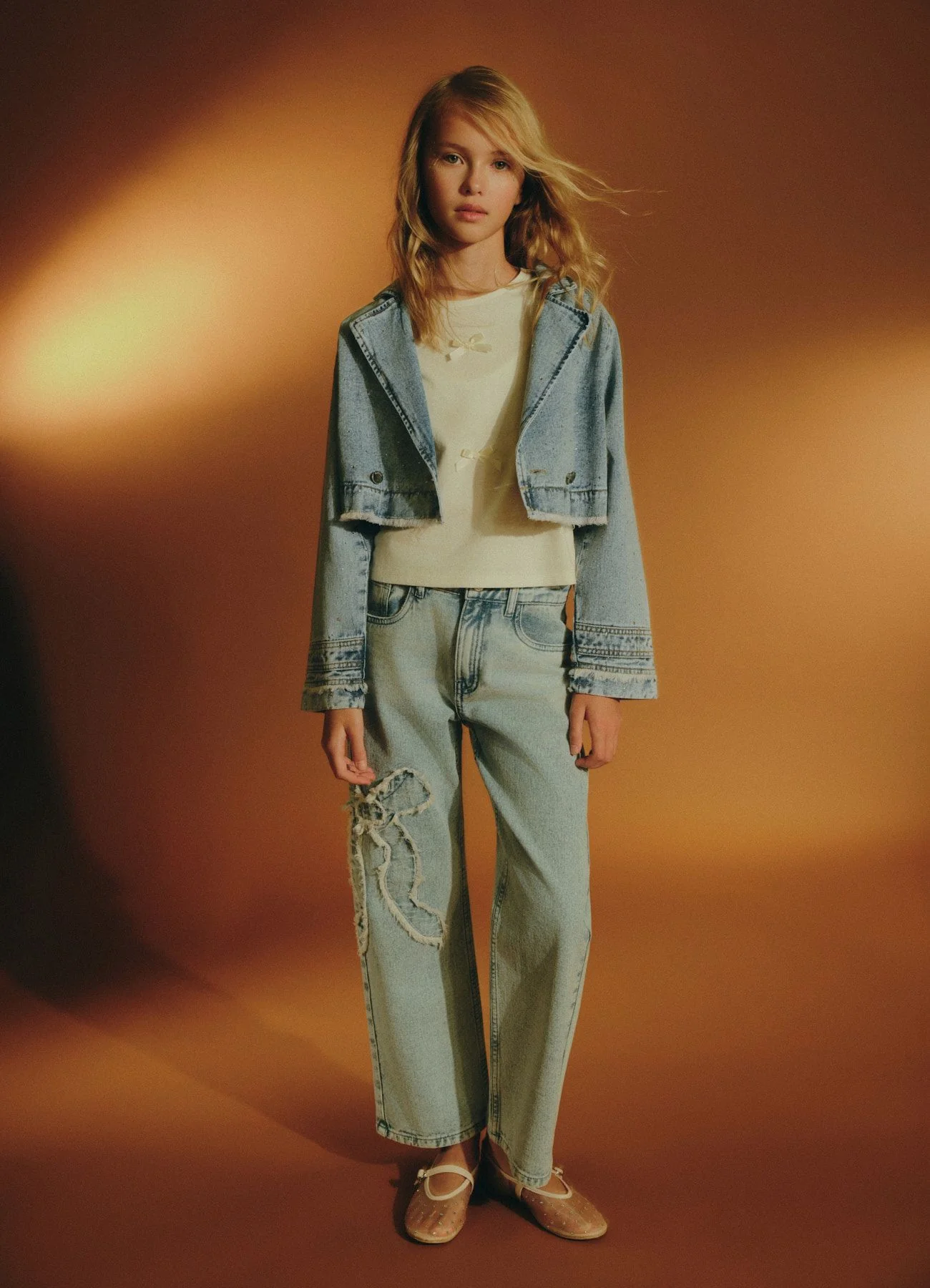 Jeans con applicazione fiocco - Image 4