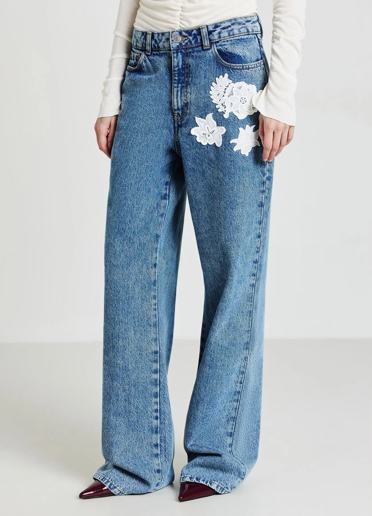 Jeans con applicazioni in pizzo - Image 3
