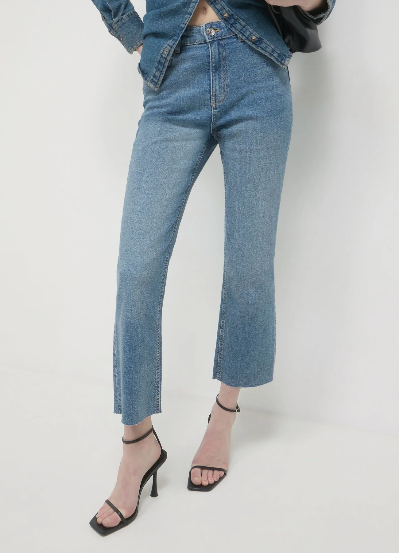 Jeans cropped flare effetto sabbiato - Image 3