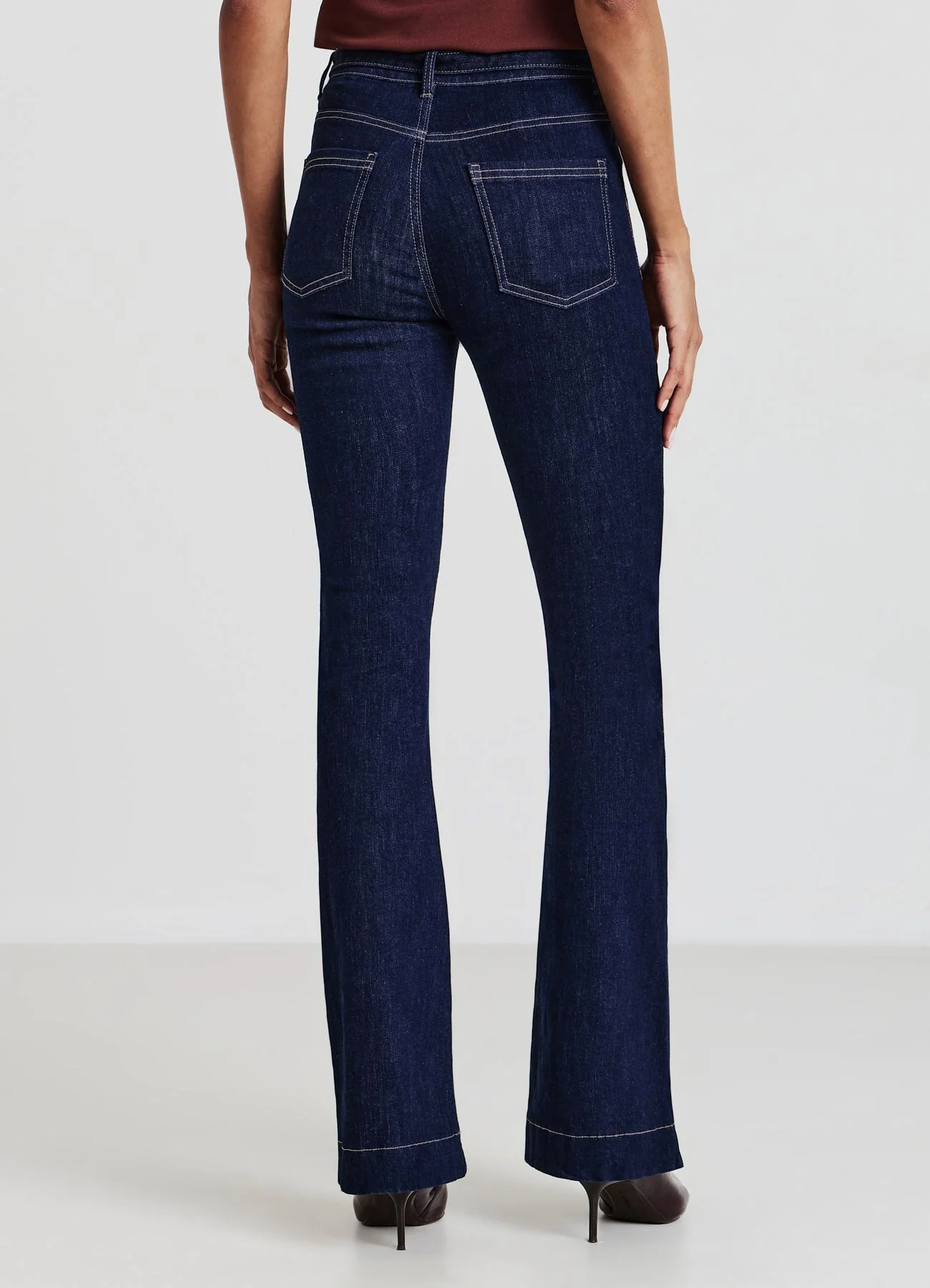 Jeans flare con cinturino
