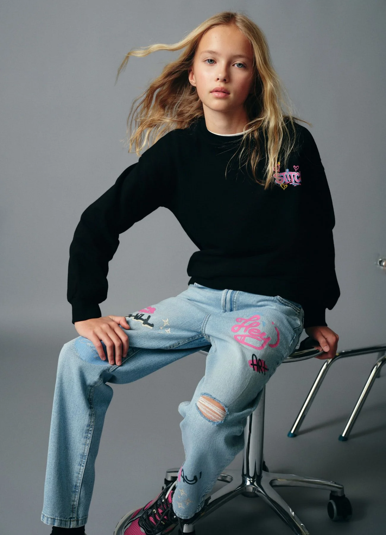Jeans mom fit con scritte e strappi - Image 2