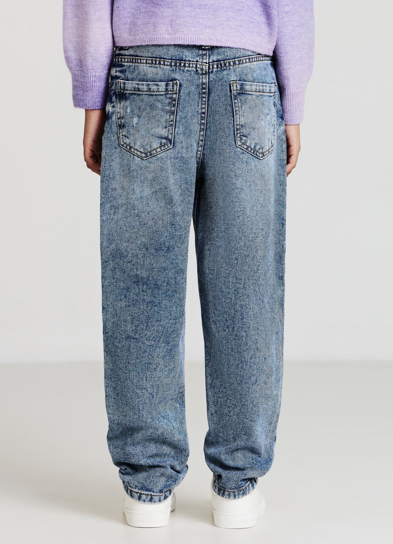 Jeans mom fit con strappi e stampa cuori