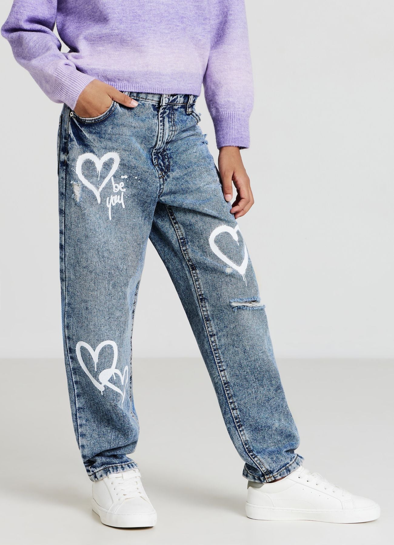 Jeans mom fit con strappi e stampa cuori - Image 3