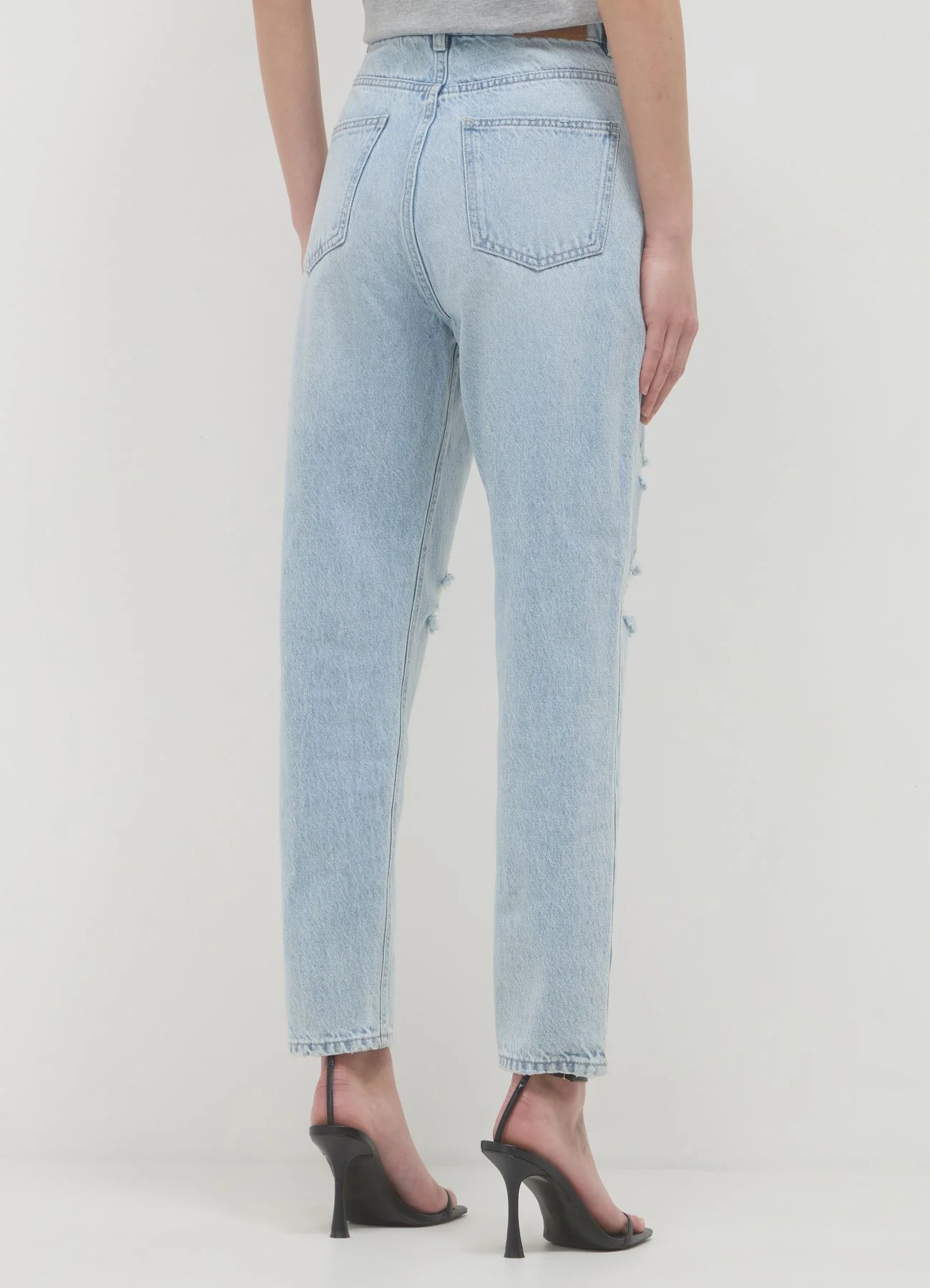 Jeans mom fit con strappi
