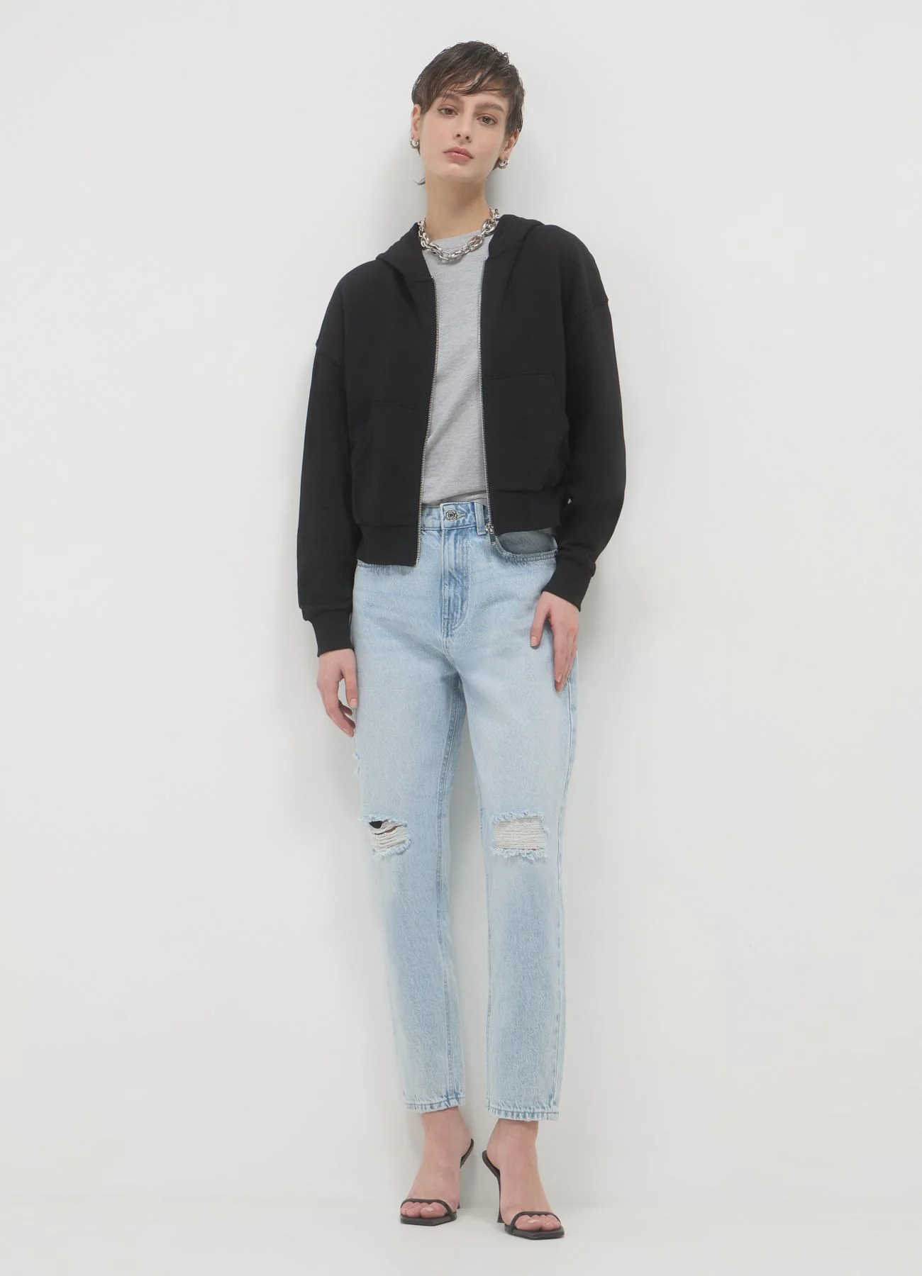 Jeans mom fit con strappi - Image 2