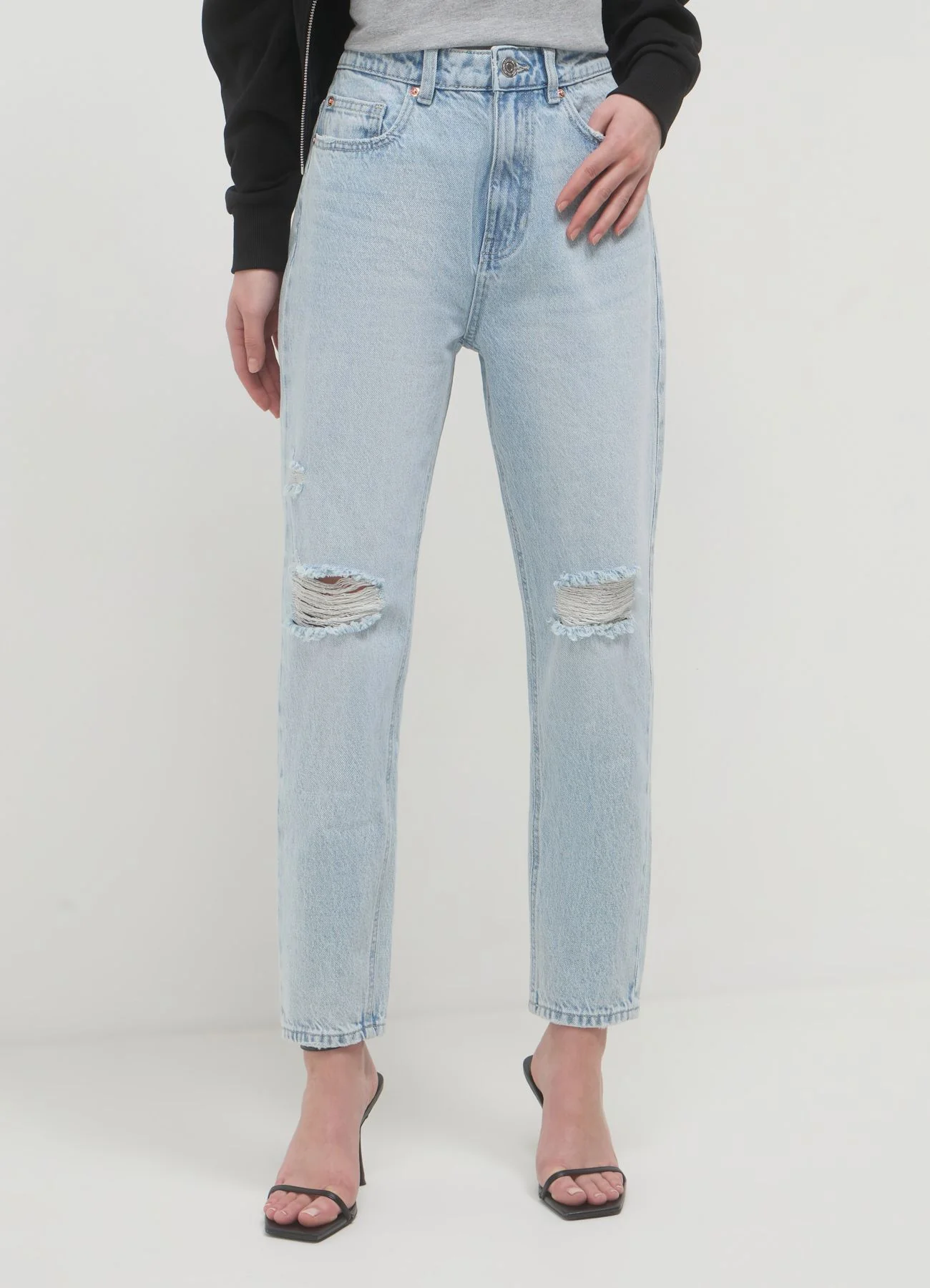 Jeans mom fit con strappi - Image 3