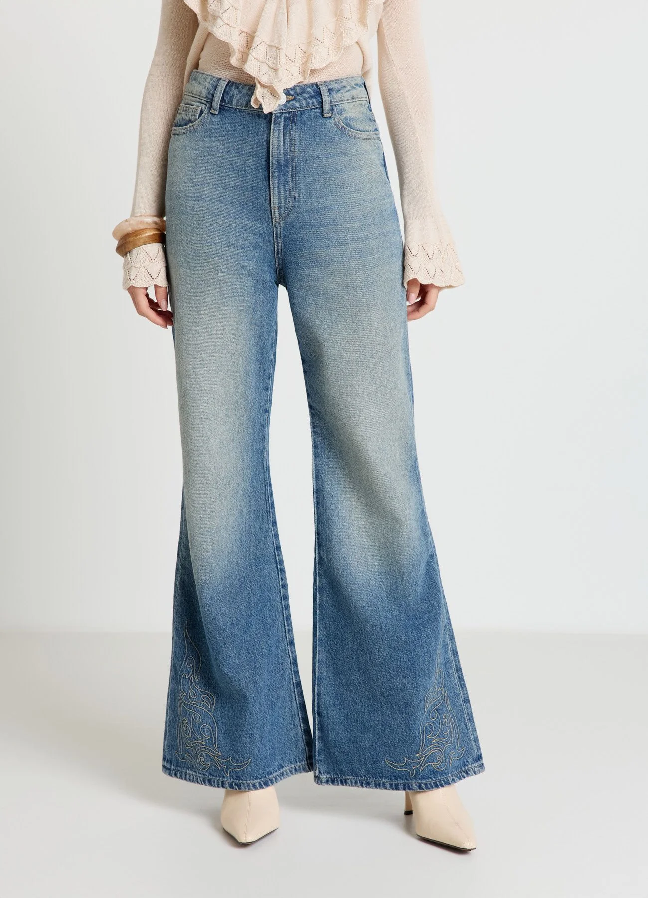 Jeans wide leg con ricamo al fondo