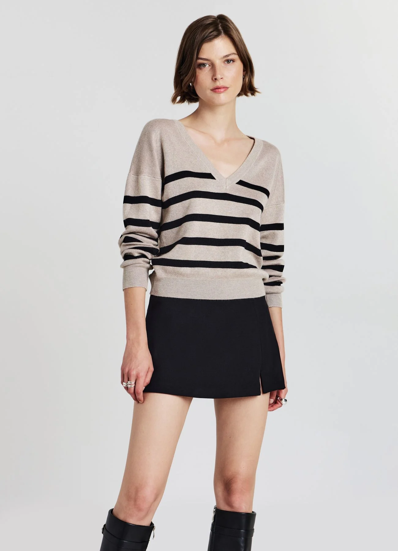 Maglia con scollo a V a righe - Image 2