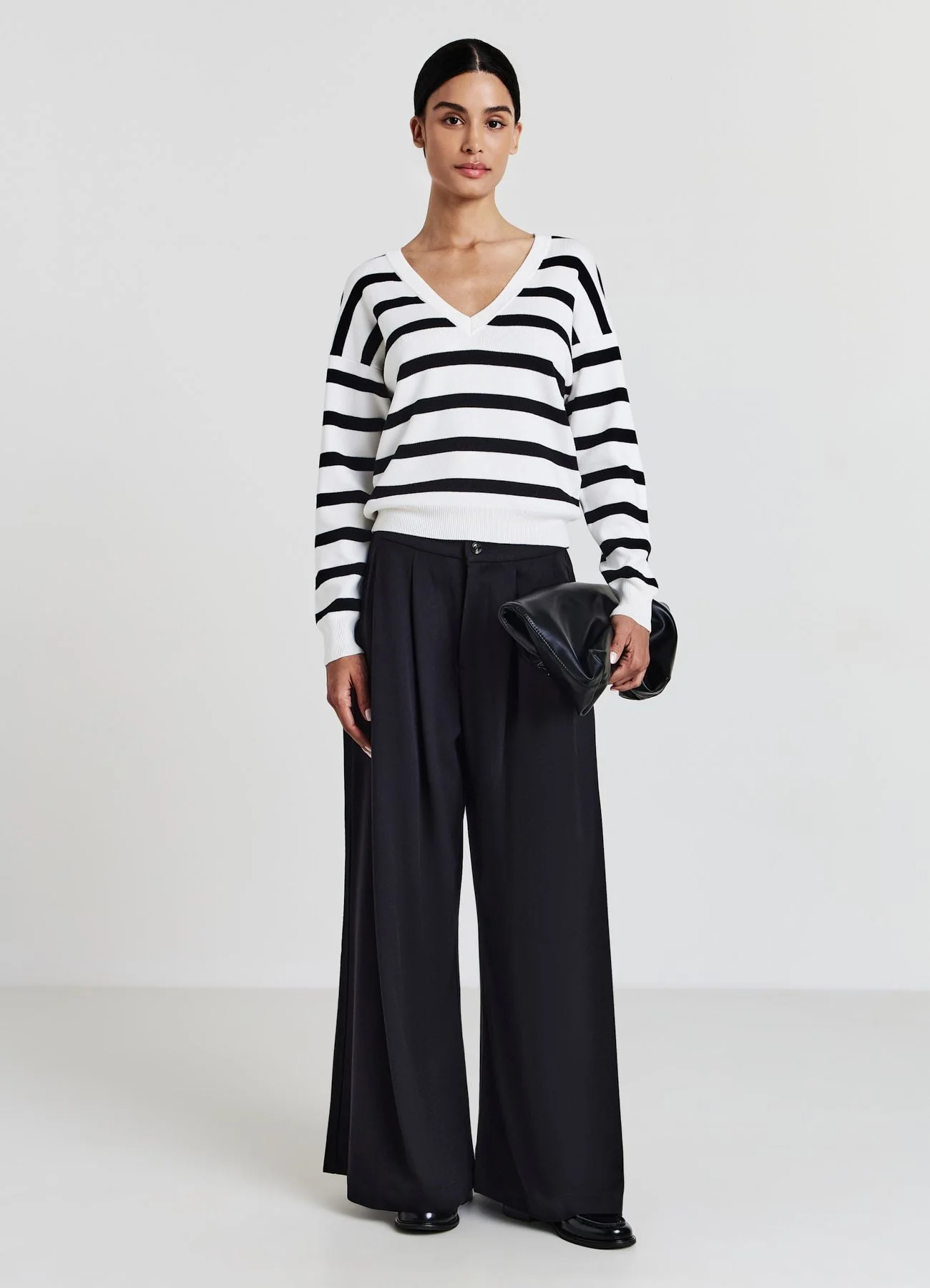 Maglia con scollo a V a righe - Image 2