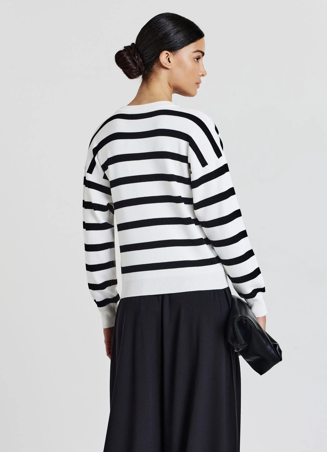 Maglia con scollo a V a righe - Image 3