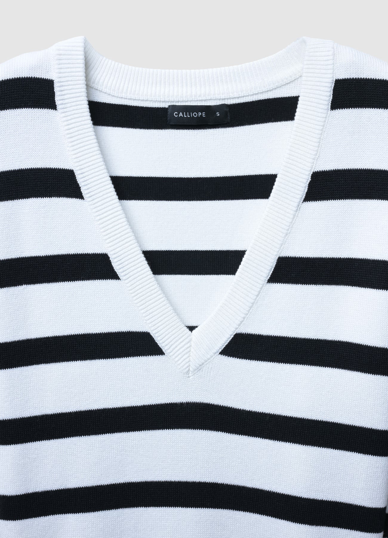 Maglia con scollo a V a righe - Image 5